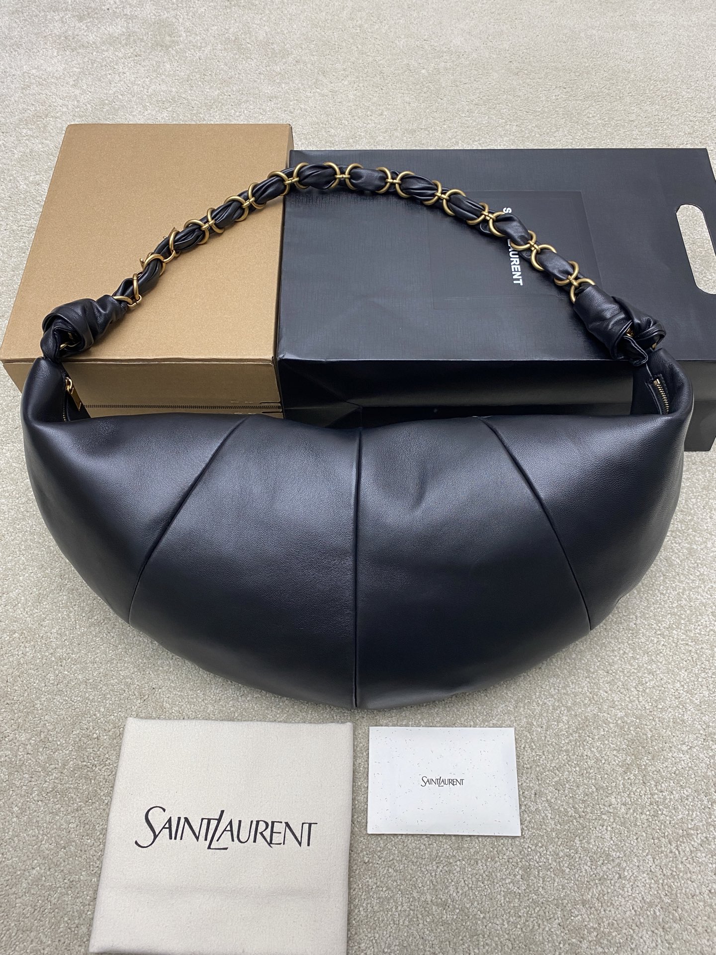 Saint Laurent 黑色胎牛皮一金属链条肩带 简约又超有辨识度 新月形设计慵懒随性 容量适中 通勤出街都很OK链条肩带可调节