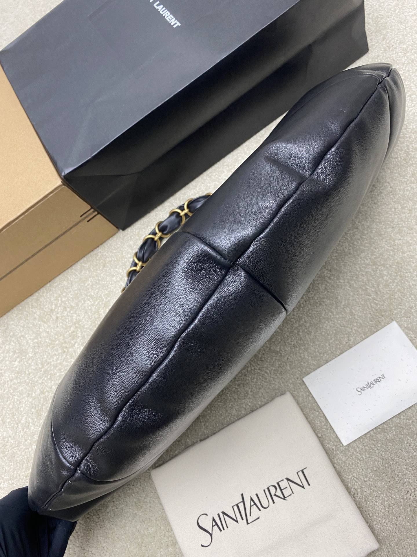 Saint Laurent 黑色胎牛皮一金属链条肩带 简约又超有辨识度 新月形设计慵懒随性 容量适中 通勤出街都很OK链条肩带可调节