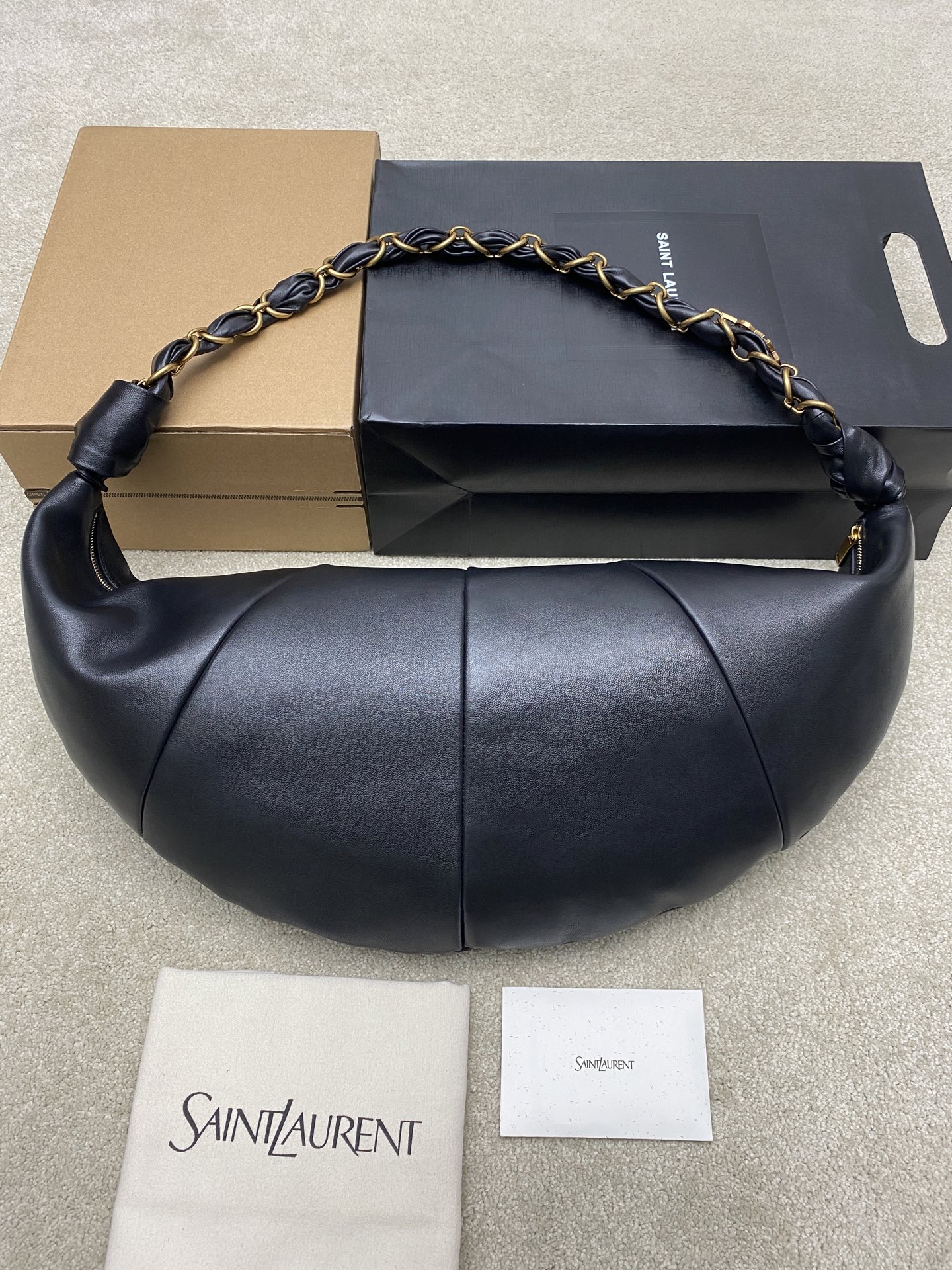 Saint Laurent 黑色胎牛皮一金属链条肩带 简约又超有辨识度 新月形设计慵懒随性 容量适中 通勤出街都很OK链条肩带可调节