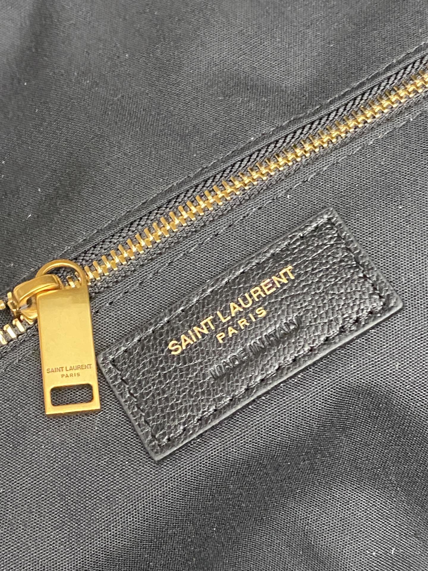 Saint Laurent 黑色胎牛皮一金属链条肩带 简约又超有辨识度 新月形设计慵懒随性 容量适中 通勤出街都很OK链条肩带可调节