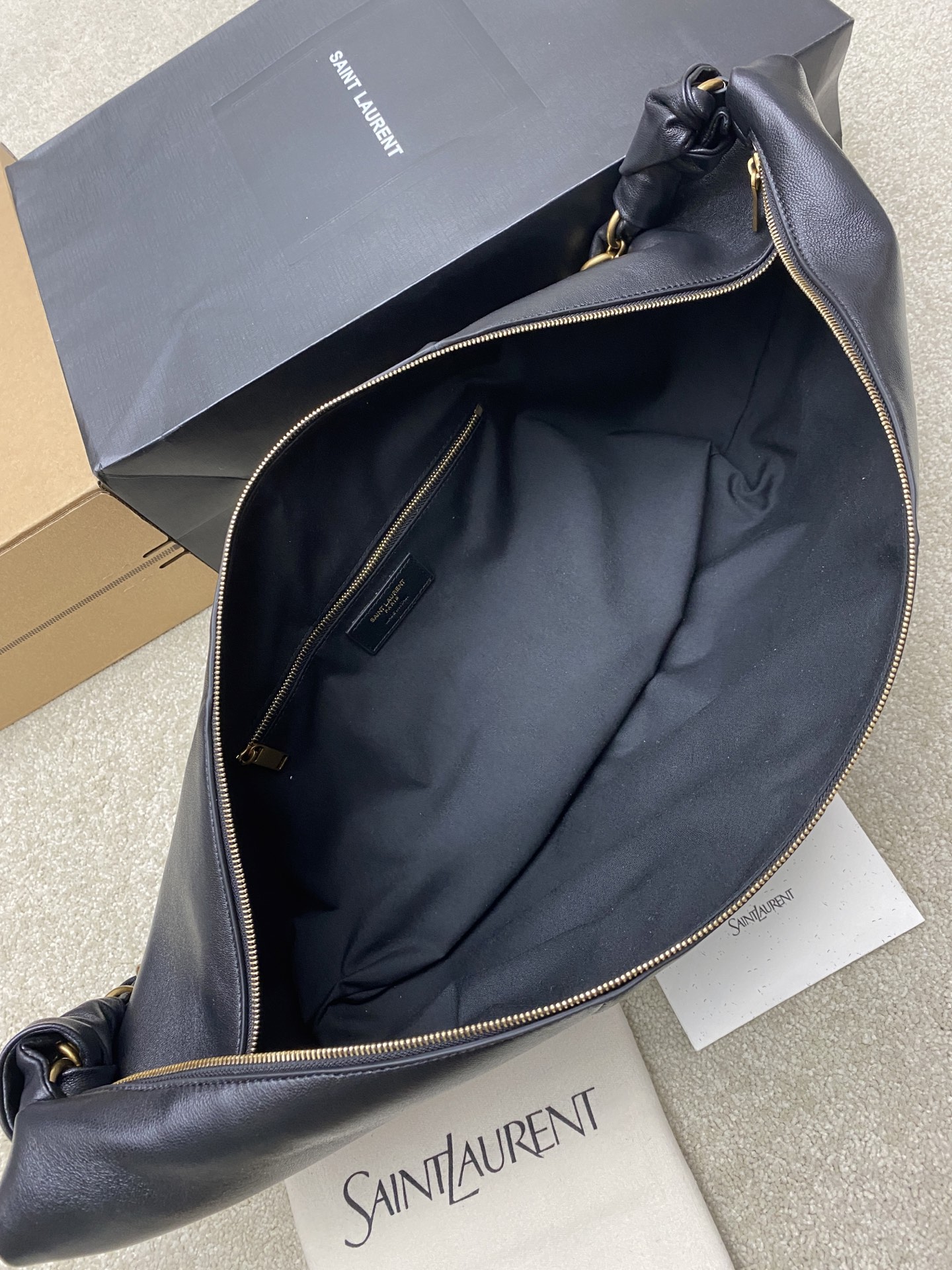Saint Laurent 黑色胎牛皮一金属链条肩带 简约又超有辨识度 新月形设计慵懒随性 容量适中 通勤出街都很OK链条肩带可调节
