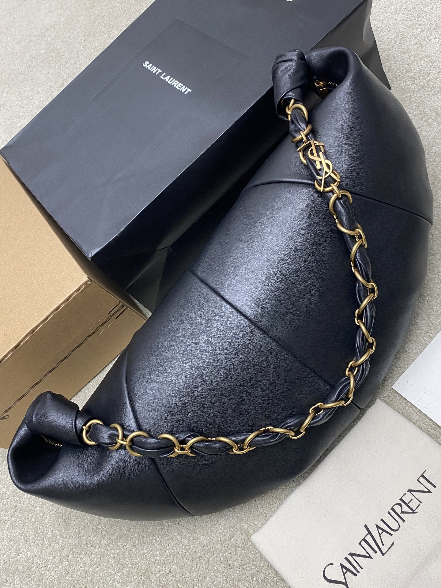 Saint Laurent 黑色胎牛皮一金属链条肩带 简约又超有辨识度 新月形设计慵懒随性 容量适中 通勤出街都很OK链条肩带可调节