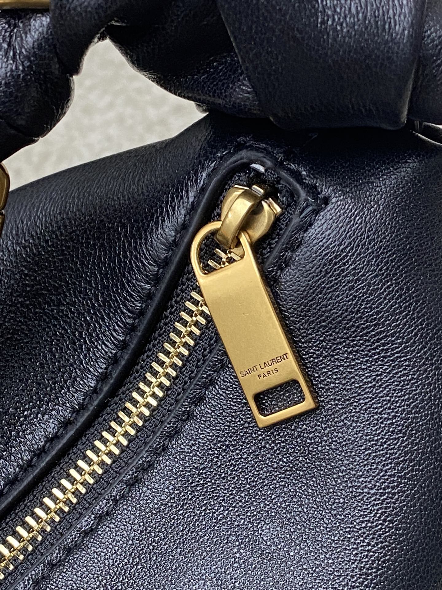 Saint Laurent 黑色胎牛皮一金属链条肩带 简约又超有辨识度 新月形设计慵懒随性 容量适中 通勤出街都很OK链条肩带可调节
