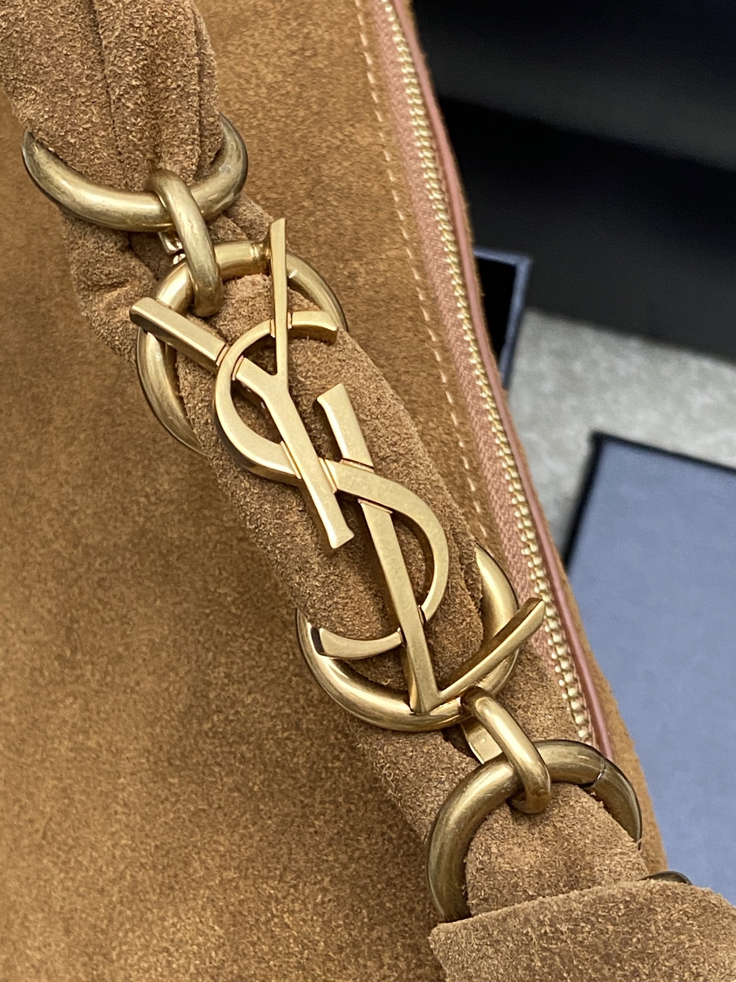 Saint Laurent 26S5 Amalia手袋 选用细腻侵染小羊皮 手感超柔软 质感满分6金属缠绕手柄设计