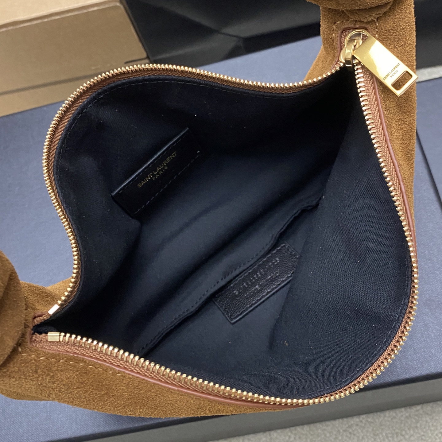 Saint Laurent 26S5 Amalia手袋 选用细腻侵染小羊皮 手感超柔软 质感满分6金属缠绕手柄设计