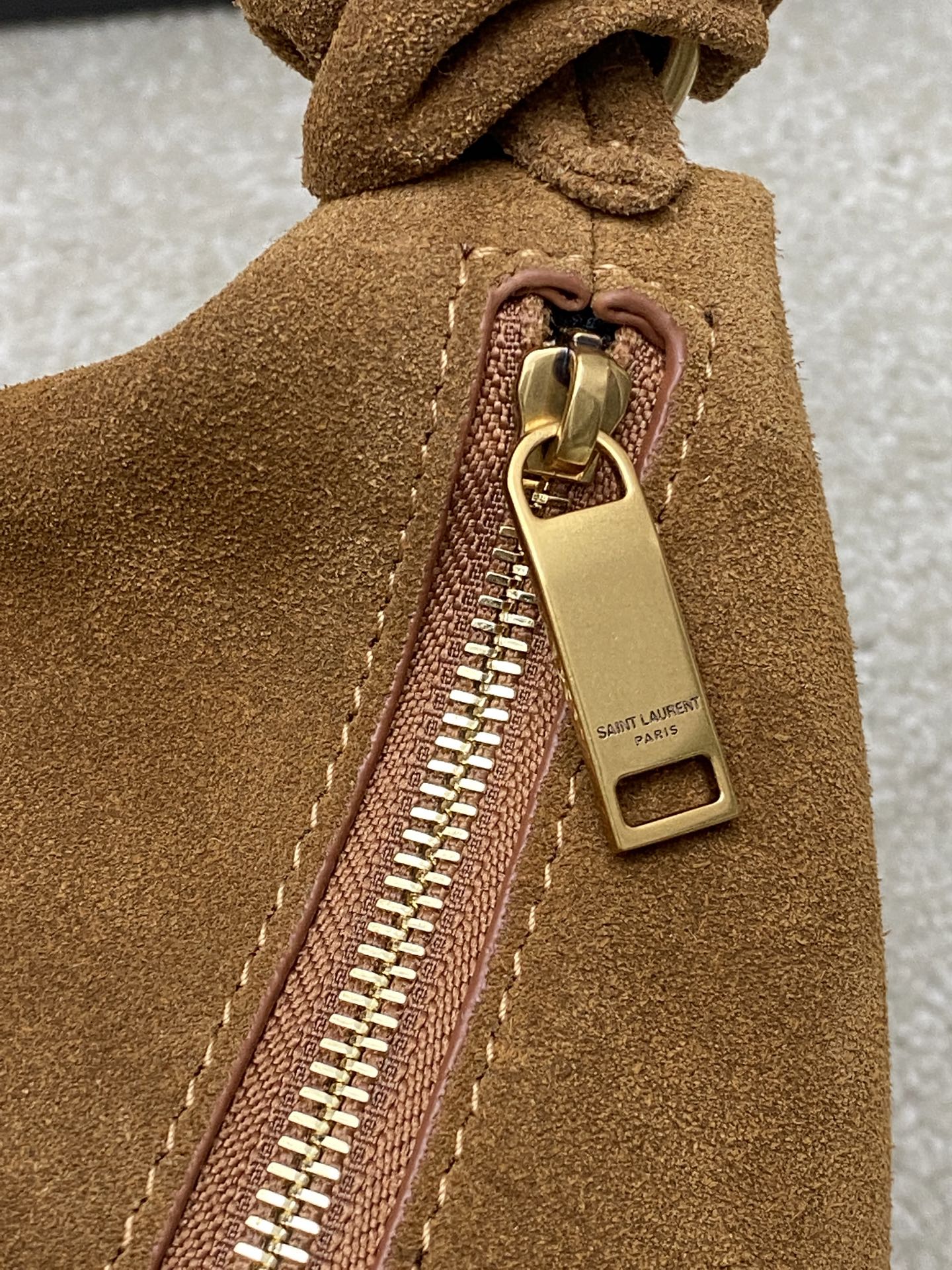 p880。   磨砂焦糖棕/金
🌈YSLAmalia牛角包，黑色胎牛皮一金属链条肩带，简约又超有辨识度！新月形设计慵懒随性，容量适中，通勤出街都很OK链条肩带可调节，腋下背or斜挎都好看，皮革柔软轻便，实用又时髦,是圣罗兰25Spring系列的热门单品，时尚感满分👑
型号：862210【原厂皮】
尺寸:23-62x28x4cm【此款尺寸没配包装】