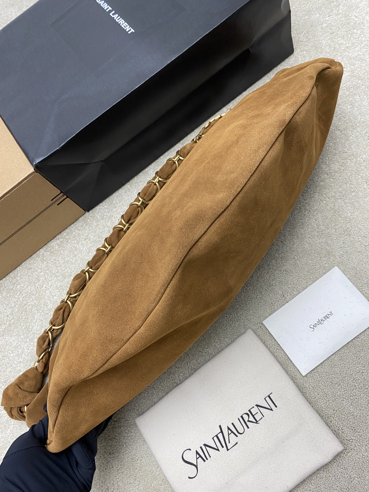 p880。   磨砂焦糖棕/金
🌈YSLAmalia牛角包，黑色胎牛皮一金属链条肩带，简约又超有辨识度！新月形设计慵懒随性，容量适中，通勤出街都很OK链条肩带可调节，腋下背or斜挎都好看，皮革柔软轻便，实用又时髦,是圣罗兰25Spring系列的热门单品，时尚感满分👑
型号：862210【原厂皮】
尺寸:23-62x28x4cm【此款尺寸没配包装】