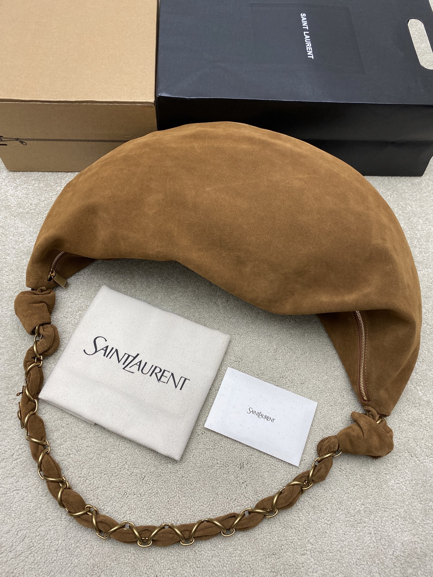 p880。   磨砂焦糖棕/金
🌈YSLAmalia牛角包，黑色胎牛皮一金属链条肩带，简约又超有辨识度！新月形设计慵懒随性，容量适中，通勤出街都很OK链条肩带可调节，腋下背or斜挎都好看，皮革柔软轻便，实用又时髦,是圣罗兰25Spring系列的热门单品，时尚感满分👑
型号：862210【原厂皮】
尺寸:23-62x28x4cm【此款尺寸没配包装】
