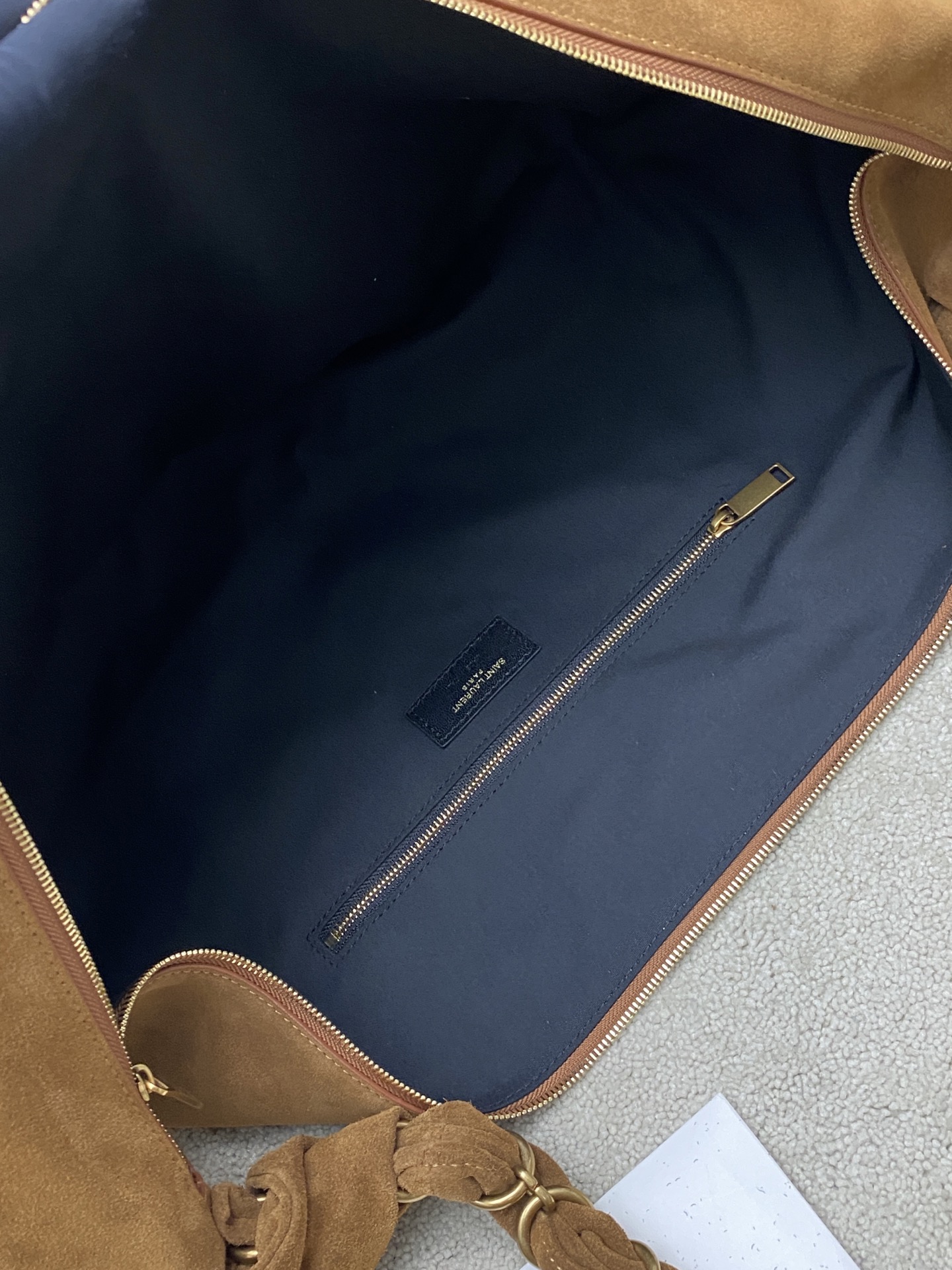 p880。   磨砂焦糖棕/金
🌈YSLAmalia牛角包，黑色胎牛皮一金属链条肩带，简约又超有辨识度！新月形设计慵懒随性，容量适中，通勤出街都很OK链条肩带可调节，腋下背or斜挎都好看，皮革柔软轻便，实用又时髦,是圣罗兰25Spring系列的热门单品，时尚感满分👑
型号：862210【原厂皮】
尺寸:23-62x28x4cm【此款尺寸没配包装】