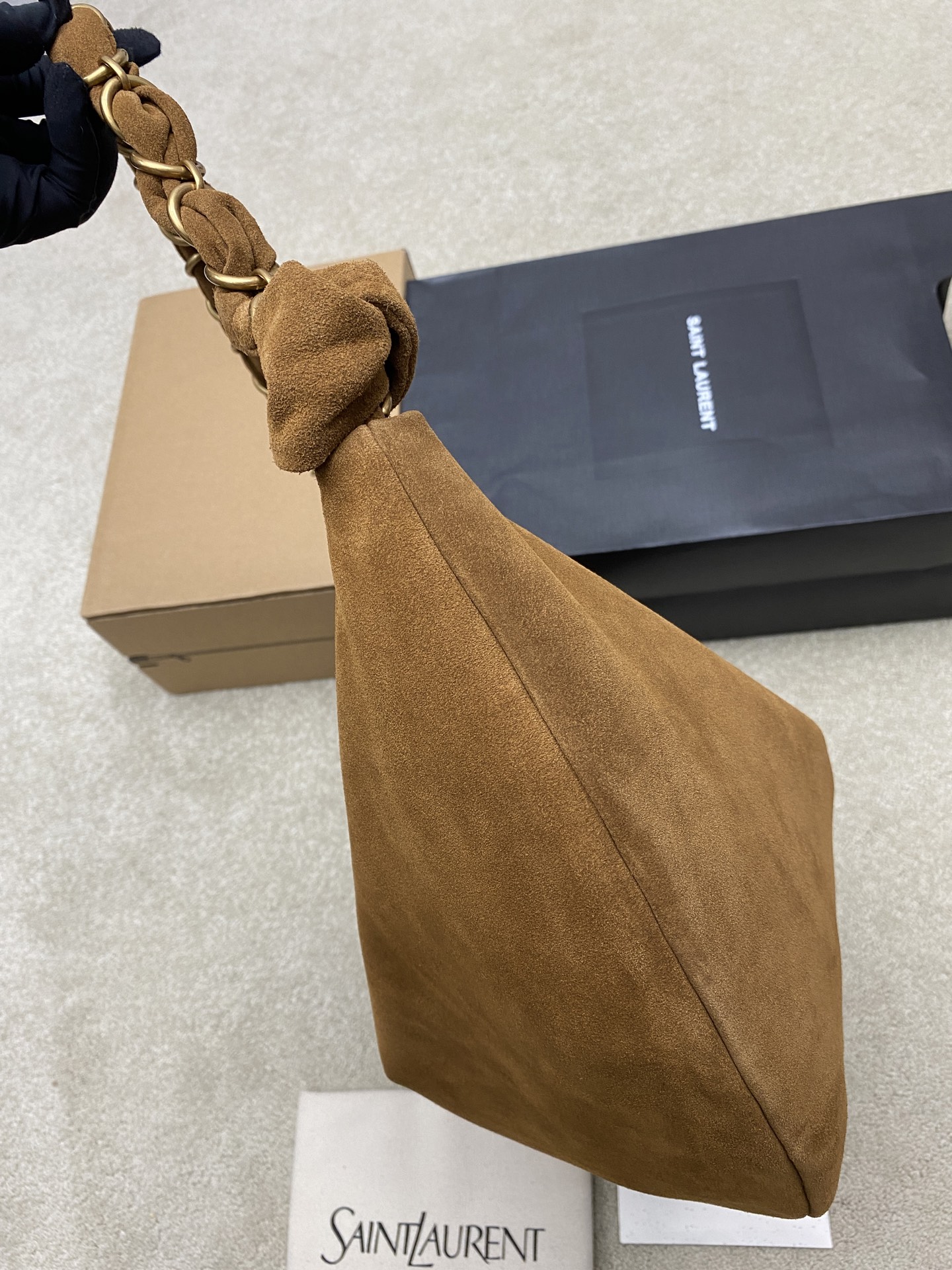 p880。   磨砂焦糖棕/金
🌈YSLAmalia牛角包，黑色胎牛皮一金属链条肩带，简约又超有辨识度！新月形设计慵懒随性，容量适中，通勤出街都很OK链条肩带可调节，腋下背or斜挎都好看，皮革柔软轻便，实用又时髦,是圣罗兰25Spring系列的热门单品，时尚感满分👑
型号：862210【原厂皮】
尺寸:23-62x28x4cm【此款尺寸没配包装】