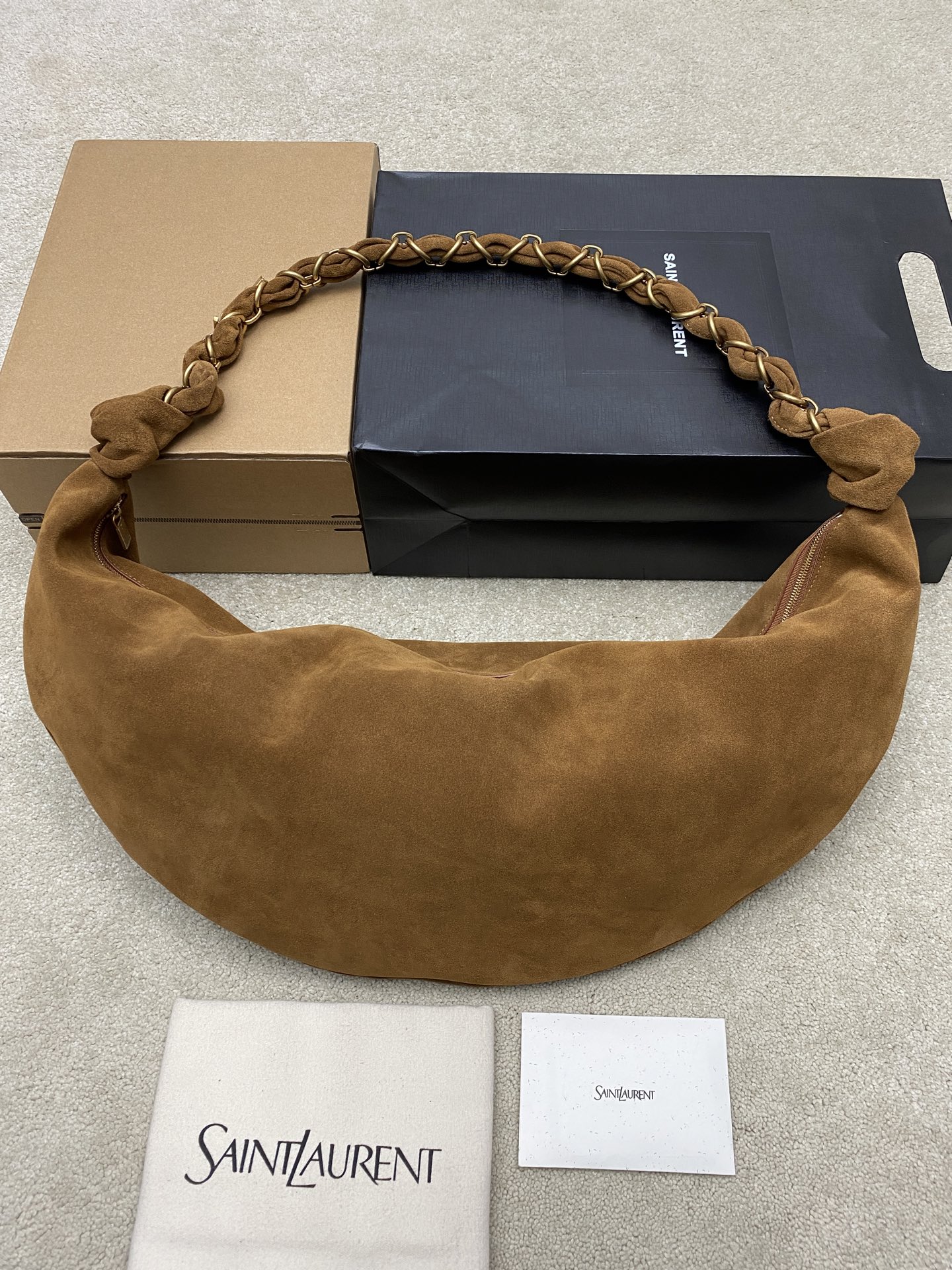 p880。   磨砂焦糖棕/金
🌈YSLAmalia牛角包，黑色胎牛皮一金属链条肩带，简约又超有辨识度！新月形设计慵懒随性，容量适中，通勤出街都很OK链条肩带可调节，腋下背or斜挎都好看，皮革柔软轻便，实用又时髦,是圣罗兰25Spring系列的热门单品，时尚感满分👑
型号：862210【原厂皮】
尺寸:23-62x28x4cm【此款尺寸没配包装】
