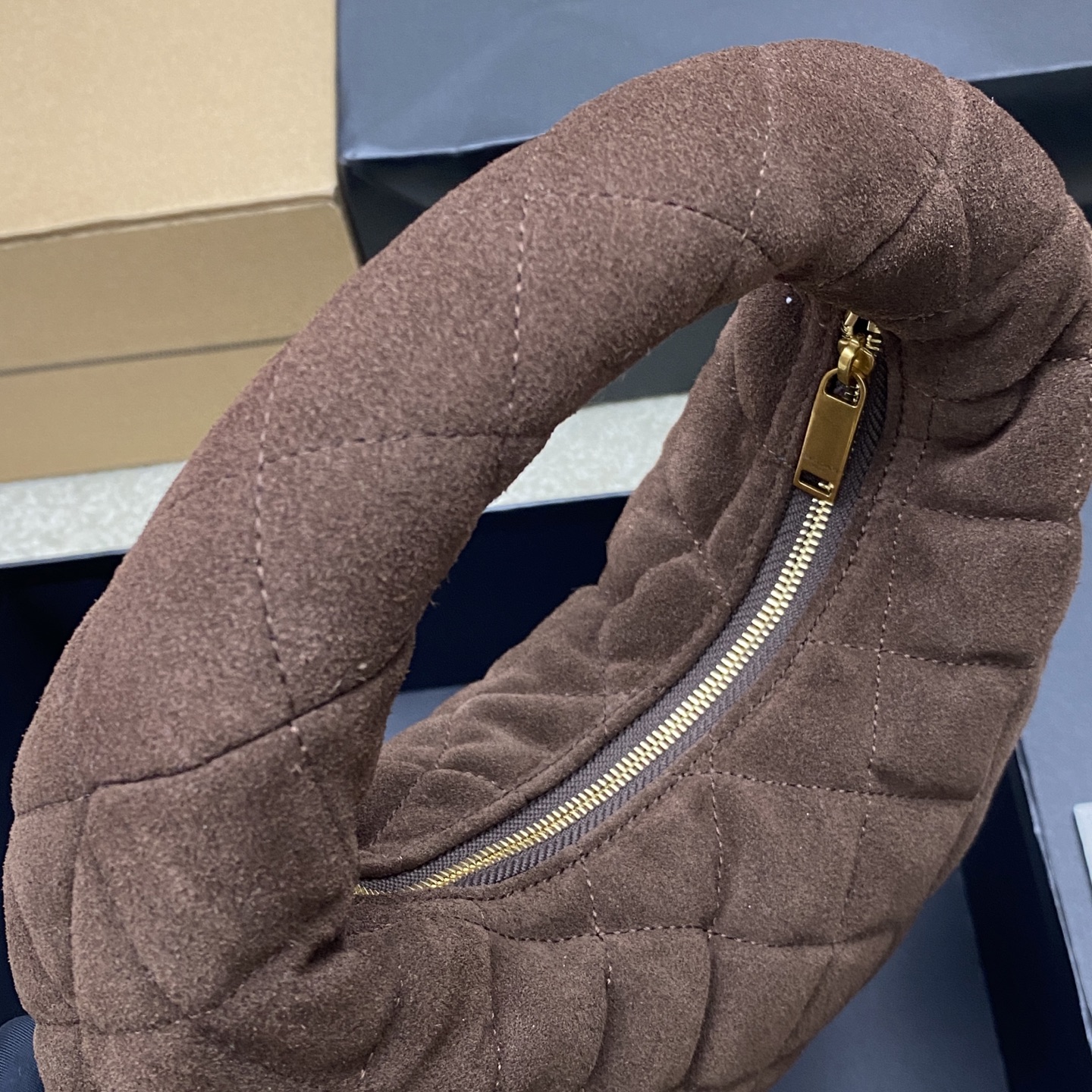 p750。  磨砂咖啡/金
🌈ICARE baby麂皮手袋 备受瞩目的可颂形状包包🥐闪亮登场，标志性的金属logo点缀其中，完美结合复古与现代感，堪称本季最令人期待的It Bag之一。无论是日常出街还是夜晚派对，这款包都能轻松驾驭！
型号：851689【原厂皮】
尺寸：17cm&times;18&times;4cm