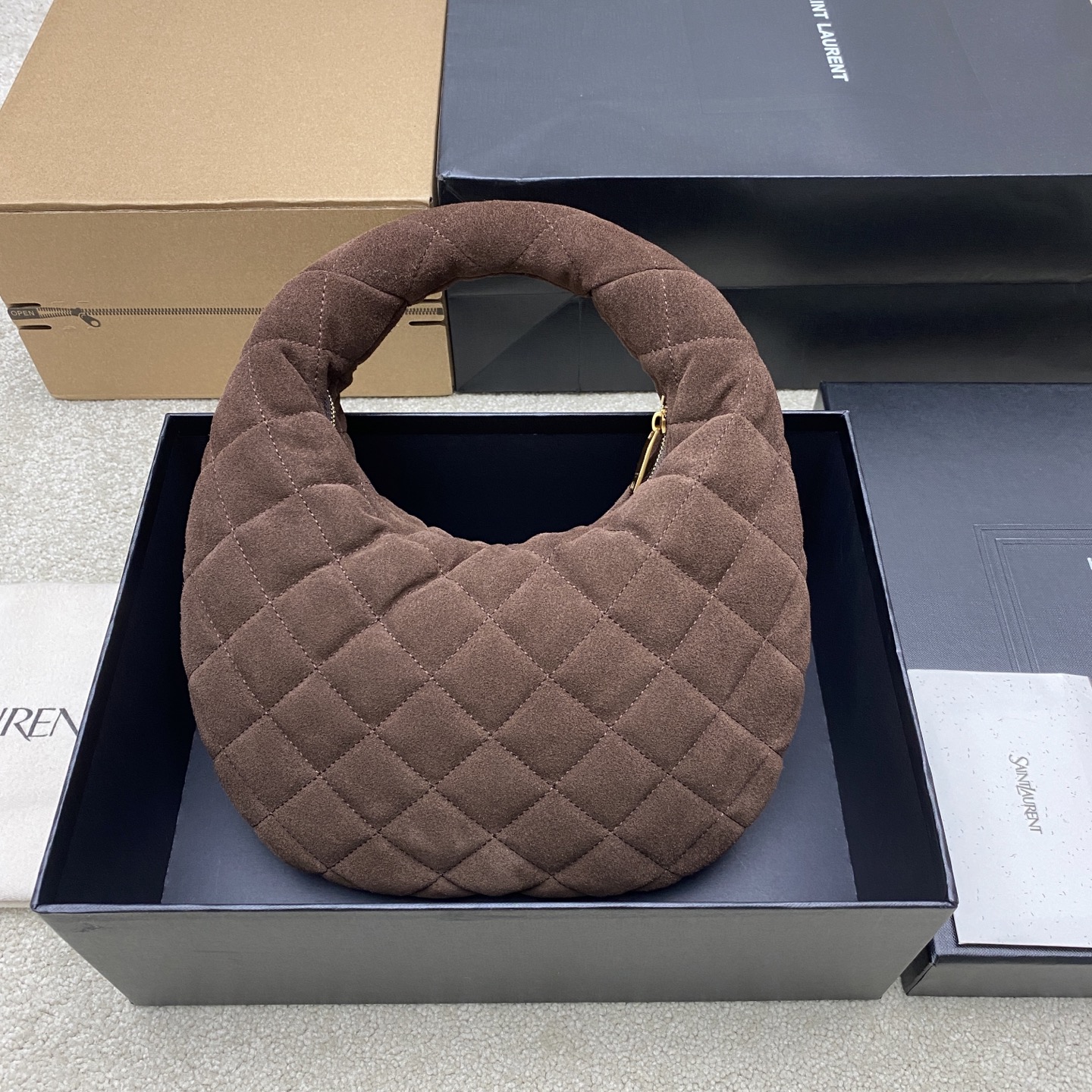 p750。  磨砂咖啡/金
🌈ICARE baby麂皮手袋 备受瞩目的可颂形状包包🥐闪亮登场，标志性的金属logo点缀其中，完美结合复古与现代感，堪称本季最令人期待的It Bag之一。无论是日常出街还是夜晚派对，这款包都能轻松驾驭！
型号：851689【原厂皮】
尺寸：17cm&times;18&times;4cm