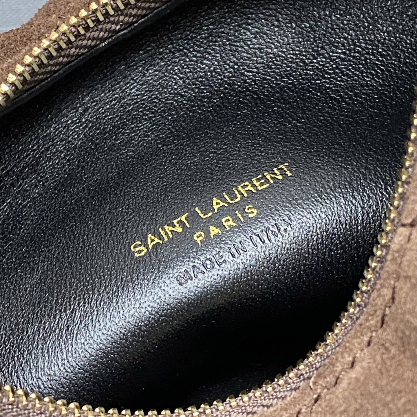 p750。  磨砂咖啡/金
🌈ICARE baby麂皮手袋 备受瞩目的可颂形状包包🥐闪亮登场，标志性的金属logo点缀其中，完美结合复古与现代感，堪称本季最令人期待的It Bag之一。无论是日常出街还是夜晚派对，这款包都能轻松驾驭！
型号：851689【原厂皮】
尺寸：17cm&times;18&times;4cm