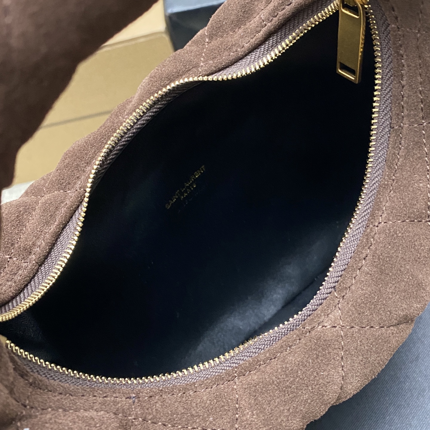 p750。  磨砂咖啡/金
🌈ICARE baby麂皮手袋 备受瞩目的可颂形状包包🥐闪亮登场，标志性的金属logo点缀其中，完美结合复古与现代感，堪称本季最令人期待的It Bag之一。无论是日常出街还是夜晚派对，这款包都能轻松驾驭！
型号：851689【原厂皮】
尺寸：17cm&times;18&times;4cm