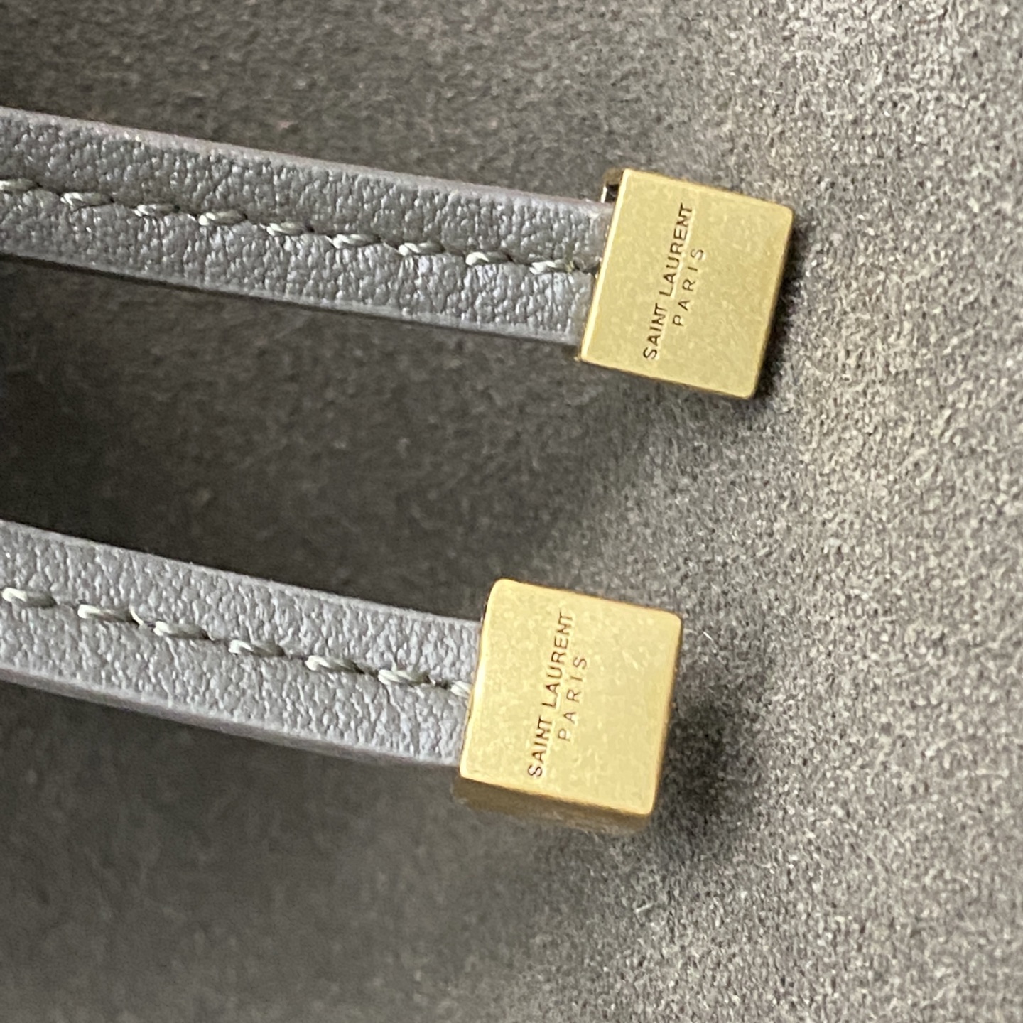 p1280。  磨砂麝香绿/古金
🌈新款BEA手袋的横款托特包版本，皮革袢扣开合，饰以LE CASSANDRE。空间充裕，搭配同色系绒面革衬里，设有一个主隔层和一个内部拉链口袋。内部系带设计，两侧可以根据需要折叠或展开。柔软鹿皮bea 专属稀有奢华质感 ，简洁的外观再配上这种柔软度背上身一种慵懒风立显现两侧还可以收缩，有两种形态👑
型号：763435【原厂皮】
尺寸：50x28x18cm 

