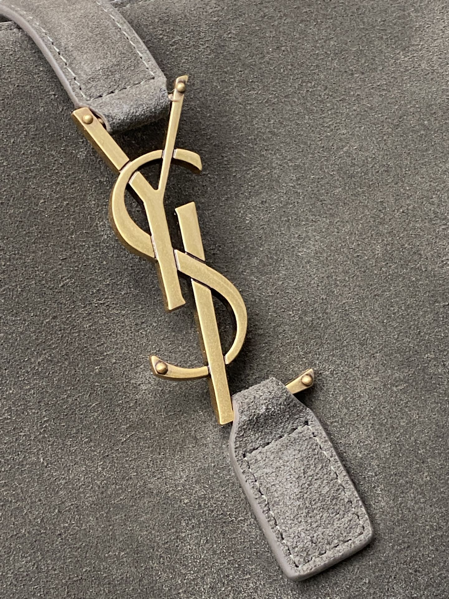 p1280。  磨砂麝香绿/古金
🌈新款BEA手袋的横款托特包版本，皮革袢扣开合，饰以LE CASSANDRE。空间充裕，搭配同色系绒面革衬里，设有一个主隔层和一个内部拉链口袋。内部系带设计，两侧可以根据需要折叠或展开。柔软鹿皮bea 专属稀有奢华质感 ，简洁的外观再配上这种柔软度背上身一种慵懒风立显现两侧还可以收缩，有两种形态👑
型号：763435【原厂皮】
尺寸：50x28x18cm 

