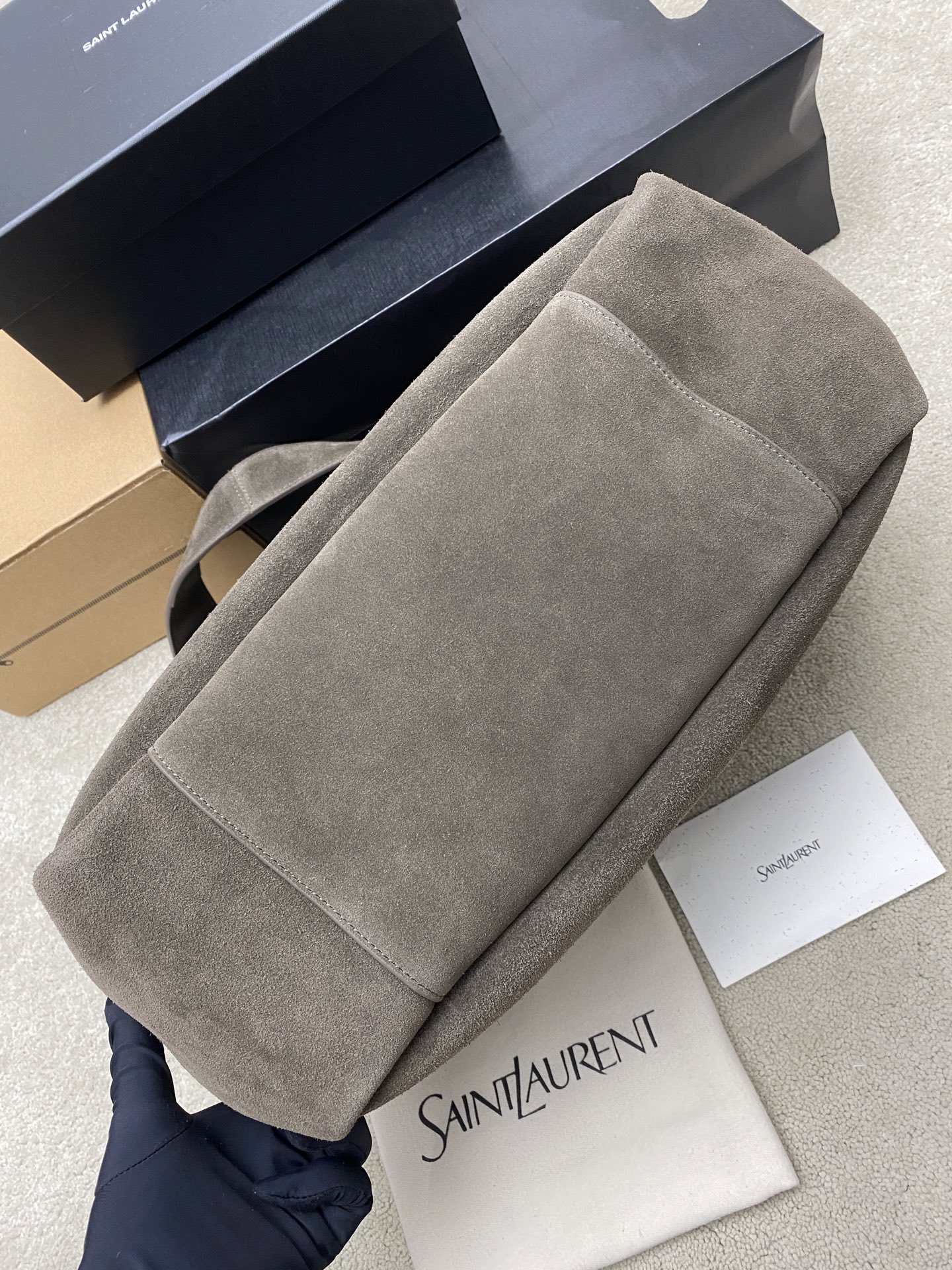 p1280。  磨砂麝香绿/古金
🌈新款BEA手袋的横款托特包版本，皮革袢扣开合，饰以LE CASSANDRE。空间充裕，搭配同色系绒面革衬里，设有一个主隔层和一个内部拉链口袋。内部系带设计，两侧可以根据需要折叠或展开。柔软鹿皮bea 专属稀有奢华质感 ，简洁的外观再配上这种柔软度背上身一种慵懒风立显现两侧还可以收缩，有两种形态👑
型号：763435【原厂皮】
尺寸：50x28x18cm 

