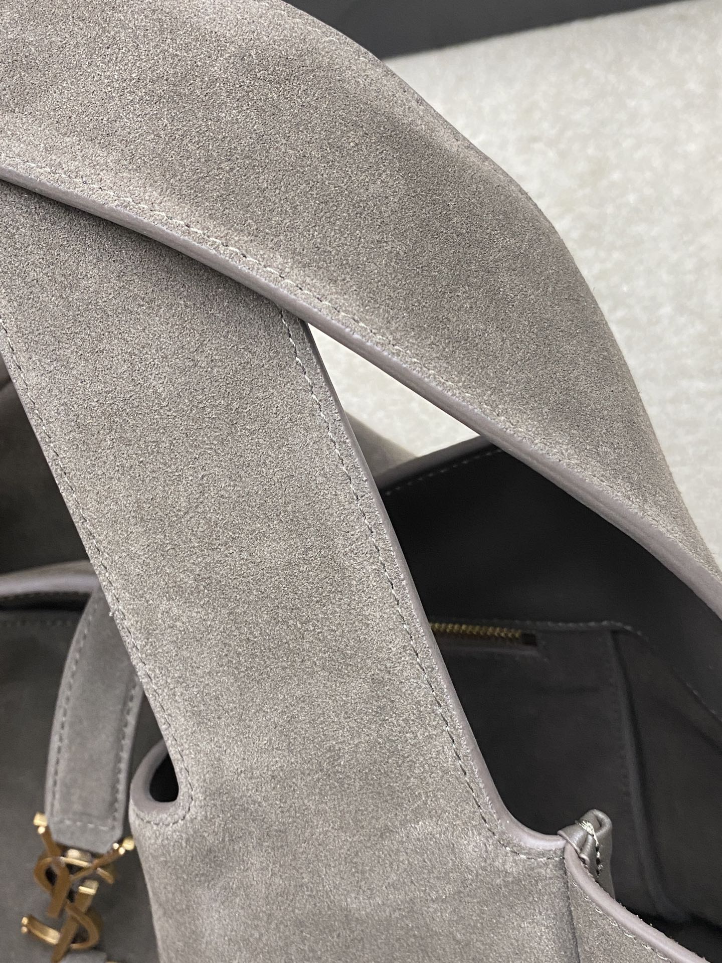 p1280。  磨砂麝香绿/古金
🌈新款BEA手袋的横款托特包版本，皮革袢扣开合，饰以LE CASSANDRE。空间充裕，搭配同色系绒面革衬里，设有一个主隔层和一个内部拉链口袋。内部系带设计，两侧可以根据需要折叠或展开。柔软鹿皮bea 专属稀有奢华质感 ，简洁的外观再配上这种柔软度背上身一种慵懒风立显现两侧还可以收缩，有两种形态👑
型号：763435【原厂皮】
尺寸：50x28x18cm 

