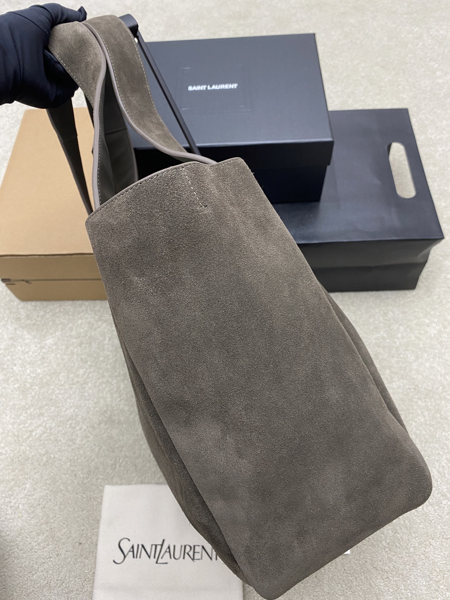 p1280。  磨砂麝香绿/古金
🌈新款BEA手袋的横款托特包版本，皮革袢扣开合，饰以LE CASSANDRE。空间充裕，搭配同色系绒面革衬里，设有一个主隔层和一个内部拉链口袋。内部系带设计，两侧可以根据需要折叠或展开。柔软鹿皮bea 专属稀有奢华质感 ，简洁的外观再配上这种柔软度背上身一种慵懒风立显现两侧还可以收缩，有两种形态👑
型号：763435【原厂皮】
尺寸：50x28x18cm 

