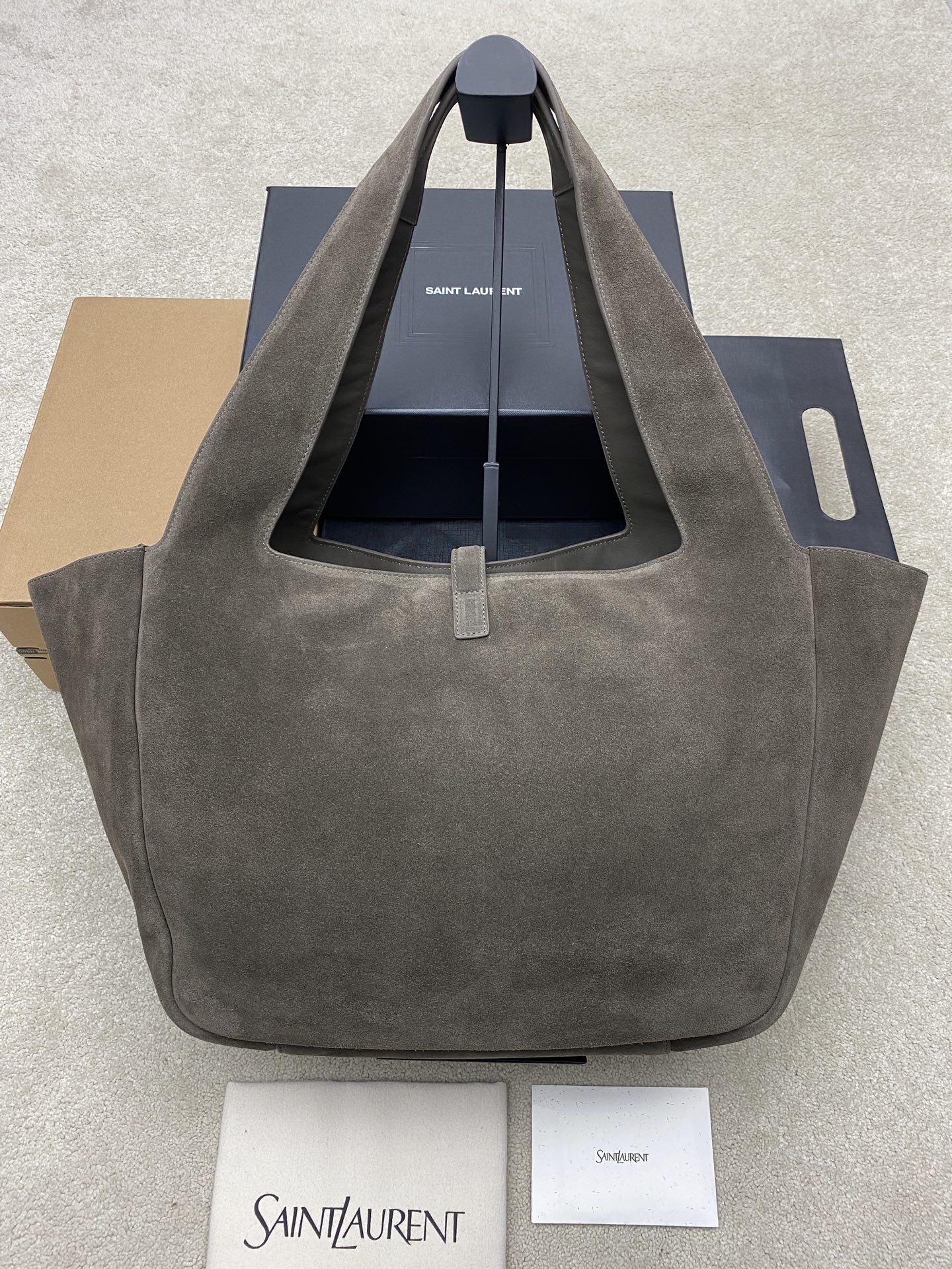 p1280。  磨砂麝香绿/古金
🌈新款BEA手袋的横款托特包版本，皮革袢扣开合，饰以LE CASSANDRE。空间充裕，搭配同色系绒面革衬里，设有一个主隔层和一个内部拉链口袋。内部系带设计，两侧可以根据需要折叠或展开。柔软鹿皮bea 专属稀有奢华质感 ，简洁的外观再配上这种柔软度背上身一种慵懒风立显现两侧还可以收缩，有两种形态👑
型号：763435【原厂皮】
尺寸：50x28x18cm 

