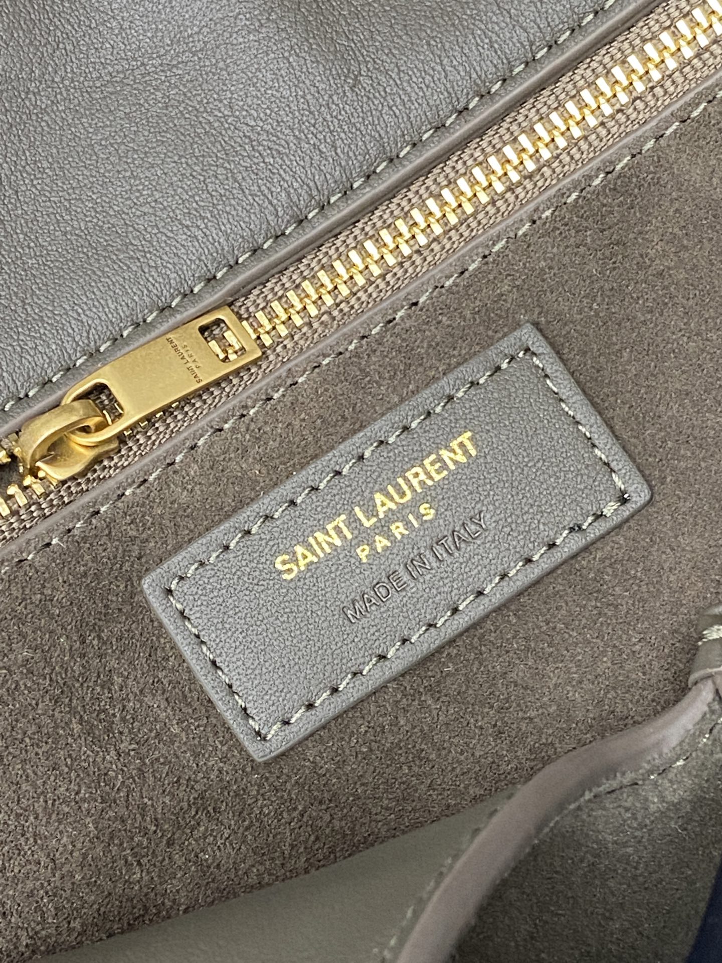 p1280。  磨砂麝香绿/古金
🌈新款BEA手袋的横款托特包版本，皮革袢扣开合，饰以LE CASSANDRE。空间充裕，搭配同色系绒面革衬里，设有一个主隔层和一个内部拉链口袋。内部系带设计，两侧可以根据需要折叠或展开。柔软鹿皮bea 专属稀有奢华质感 ，简洁的外观再配上这种柔软度背上身一种慵懒风立显现两侧还可以收缩，有两种形态👑
型号：763435【原厂皮】
尺寸：50x28x18cm 

