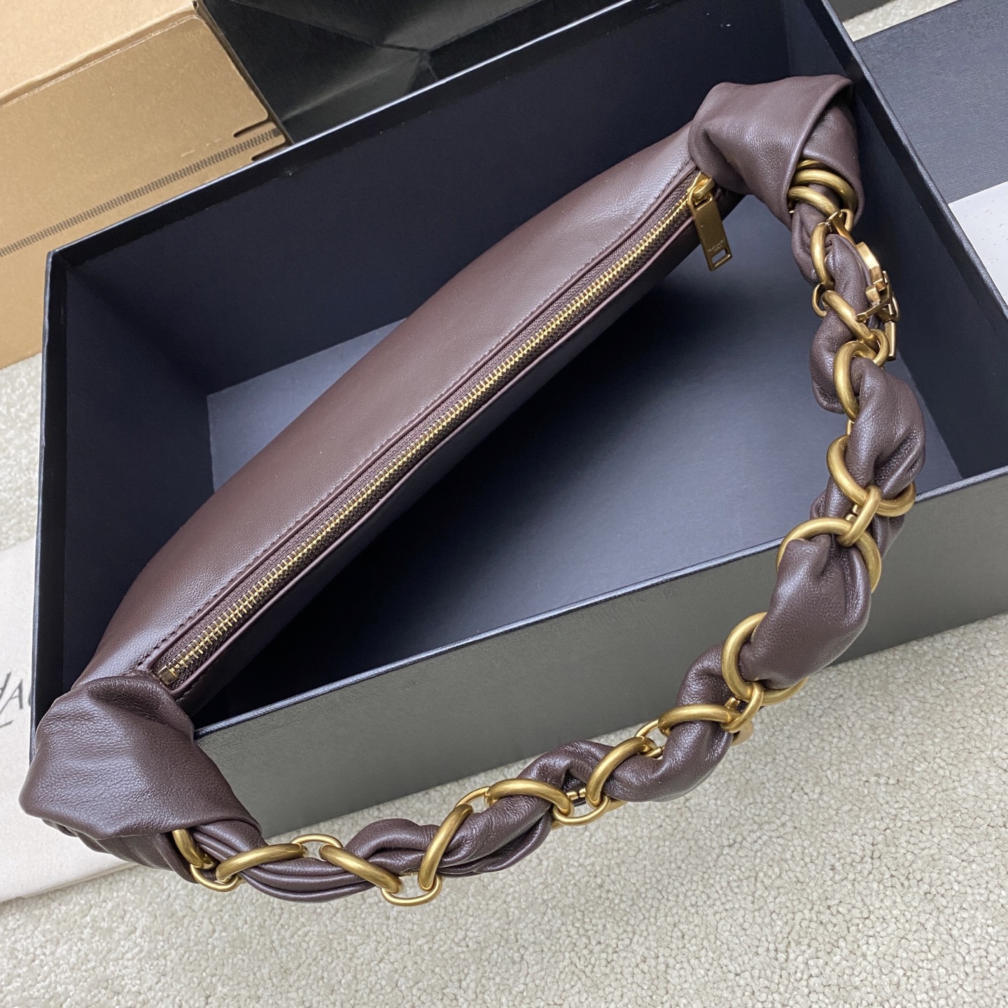 Saint Laurent 26S5 Amalia手袋 选用细腻侵染小羊皮 手感超柔软 质感满分6金属缠绕手柄设计