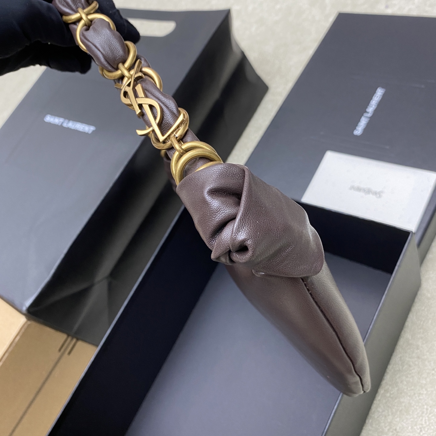 Saint Laurent 26S5 Amalia手袋 选用细腻侵染小羊皮 手感超柔软 质感满分6金属缠绕手柄设计