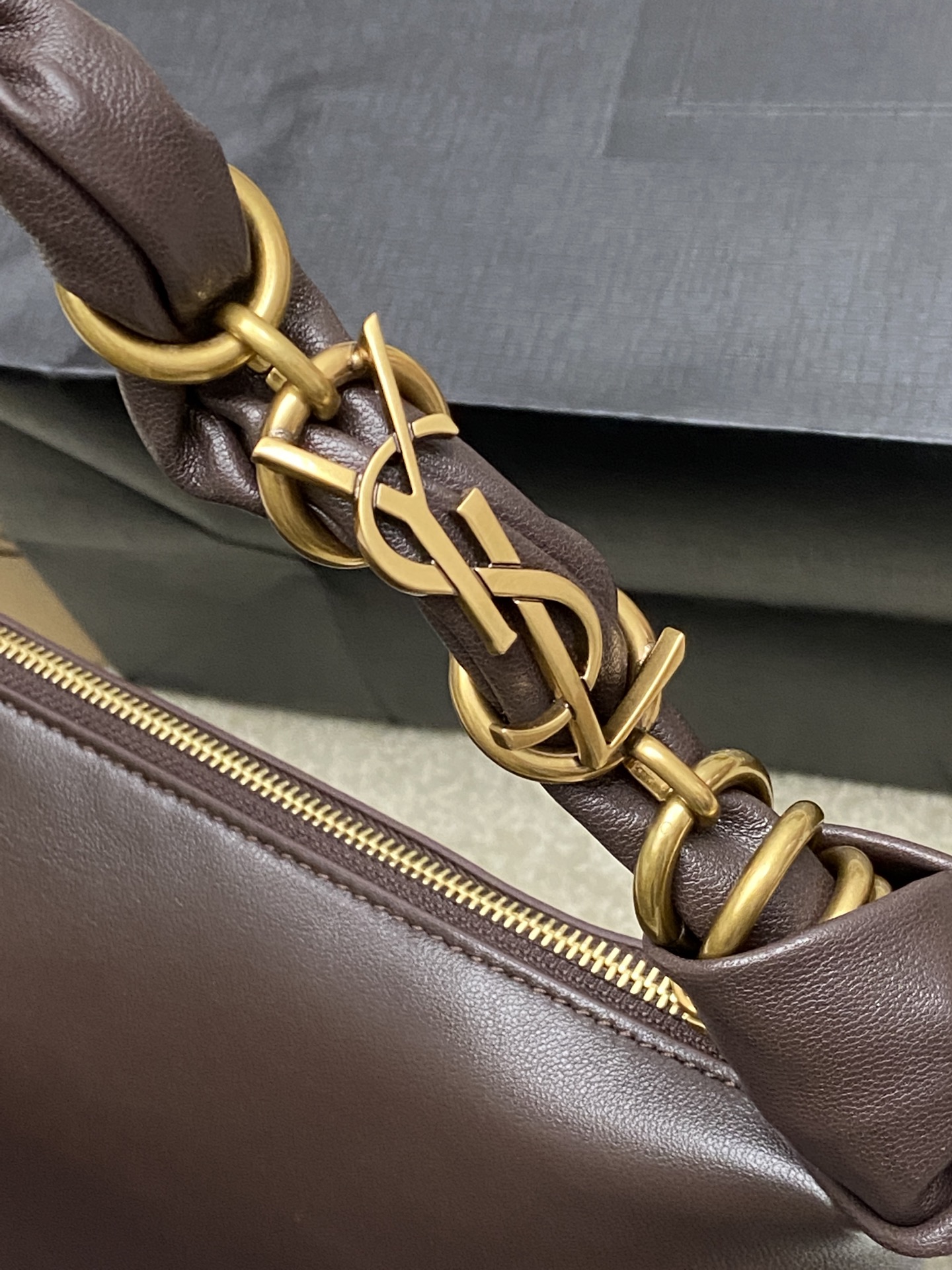 Saint Laurent 26S5 Amalia手袋 选用细腻侵染小羊皮 手感超柔软 质感满分6金属缠绕手柄设计