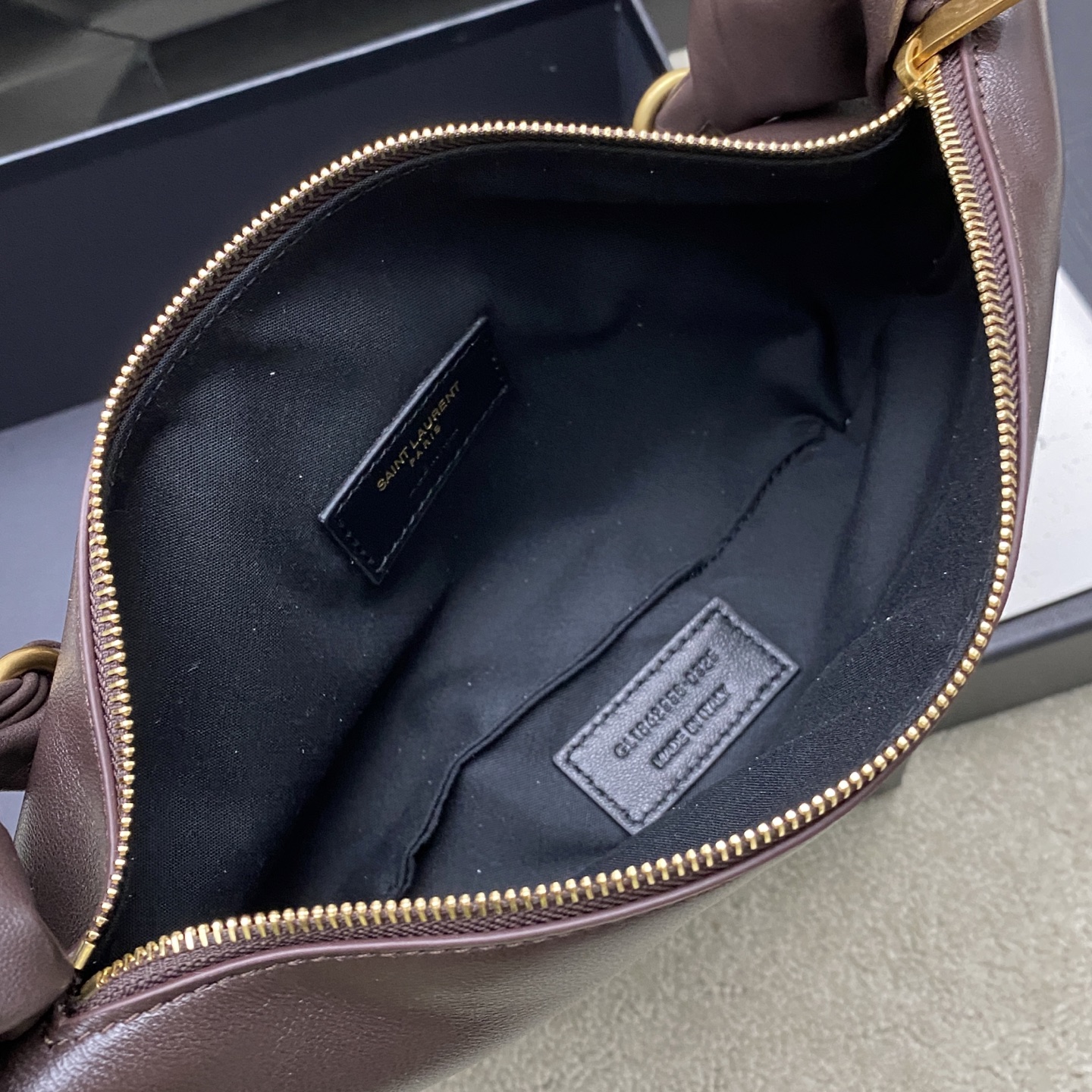 Saint Laurent 26S5 Amalia手袋 选用细腻侵染小羊皮 手感超柔软 质感满分6金属缠绕手柄设计
