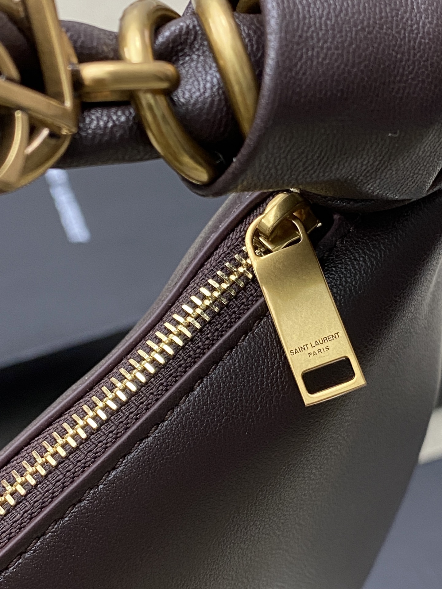 Saint Laurent 26S5 Amalia手袋 选用细腻侵染小羊皮 手感超柔软 质感满分6金属缠绕手柄设计
