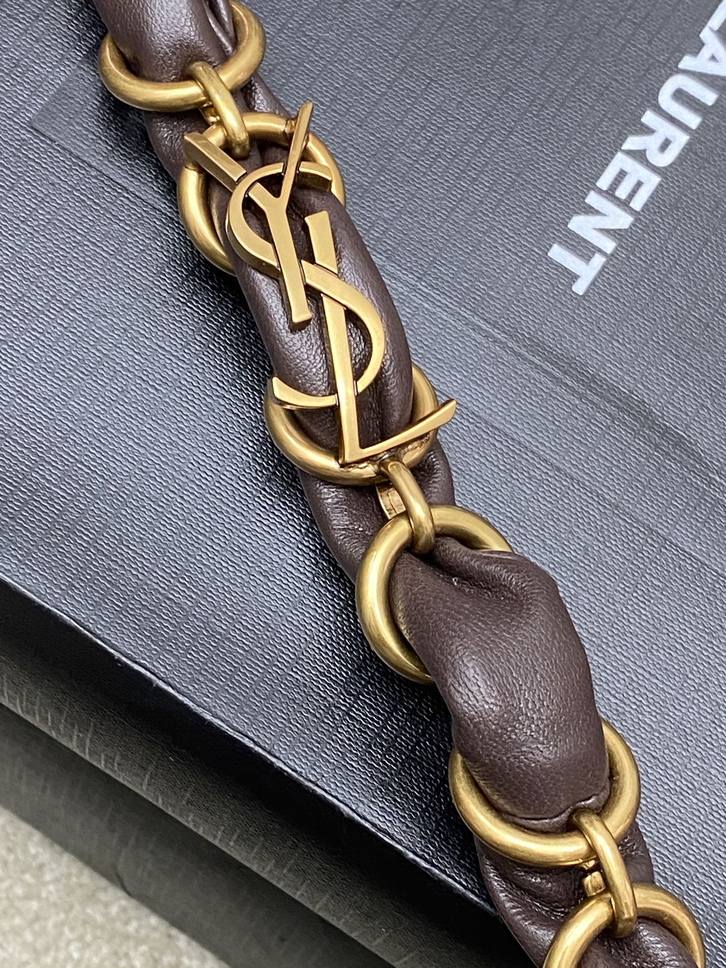 Saint Laurent 黑色胎牛皮一金属链条肩带 简约又超有辨识度 新月形设计慵懒随性 容量适中 通勤出街都很OK链条肩带可调节
