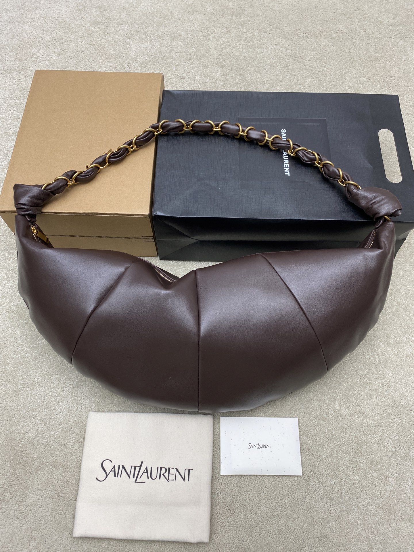 Saint Laurent 黑色胎牛皮一金属链条肩带 简约又超有辨识度 新月形设计慵懒随性 容量适中 通勤出街都很OK链条肩带可调节