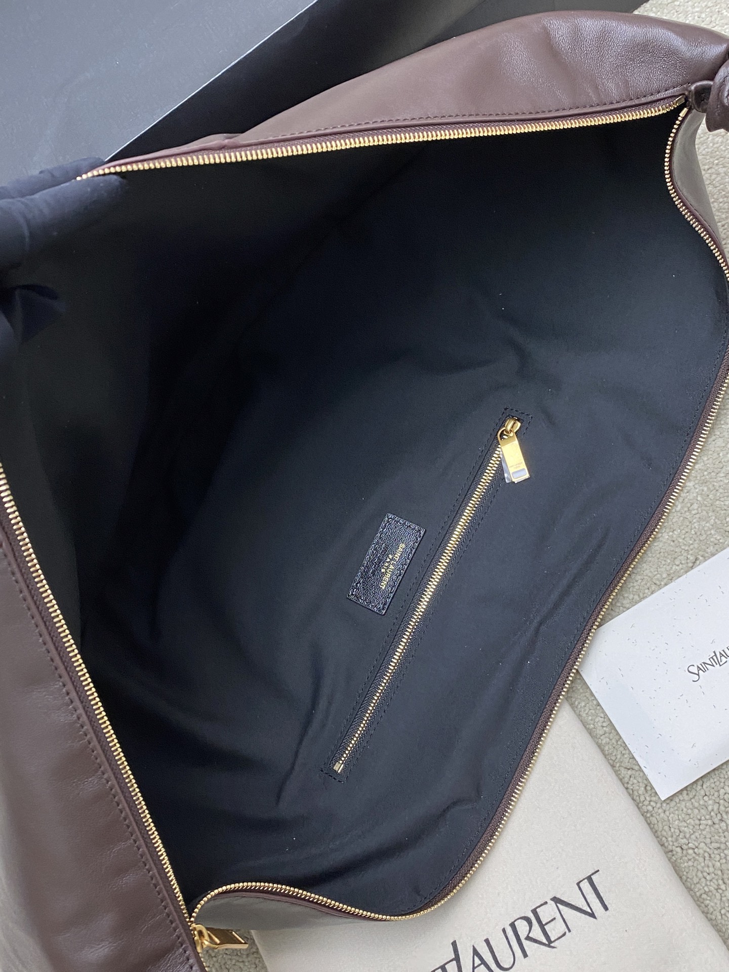 Saint Laurent 黑色胎牛皮一金属链条肩带 简约又超有辨识度 新月形设计慵懒随性 容量适中 通勤出街都很OK链条肩带可调节