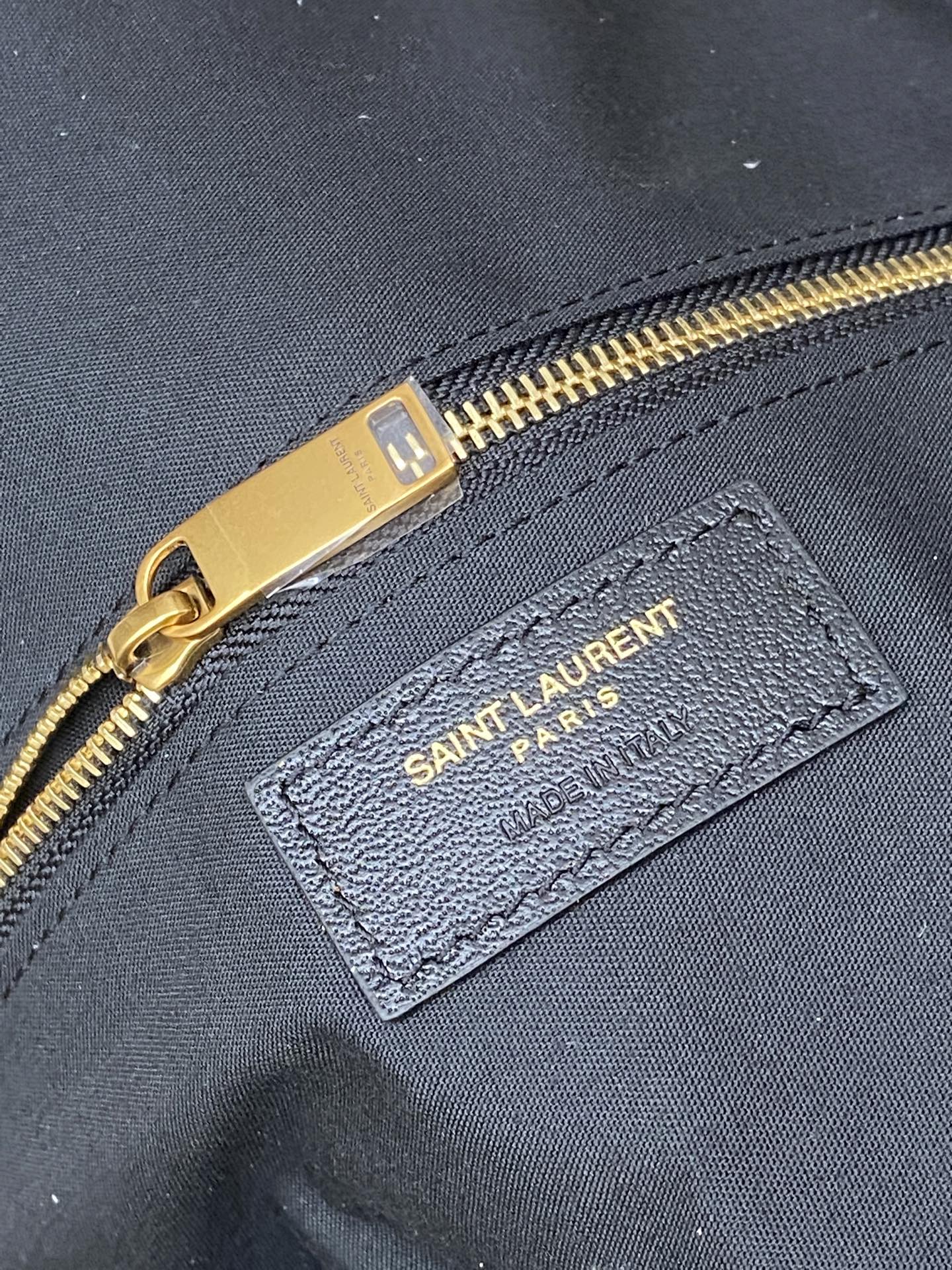 Saint Laurent 黑色胎牛皮一金属链条肩带 简约又超有辨识度 新月形设计慵懒随性 容量适中 通勤出街都很OK链条肩带可调节