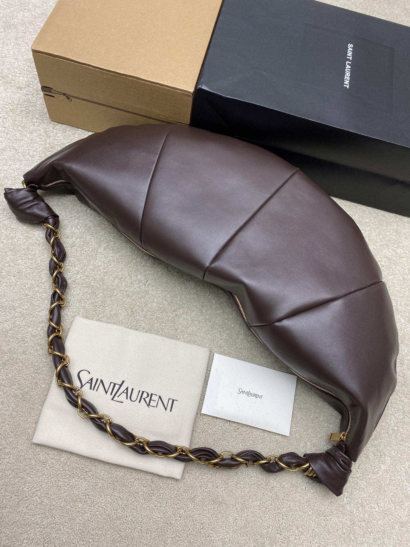 Saint Laurent 黑色胎牛皮一金属链条肩带 简约又超有辨识度 新月形设计慵懒随性 容量适中 通勤出街都很OK链条肩带可调节