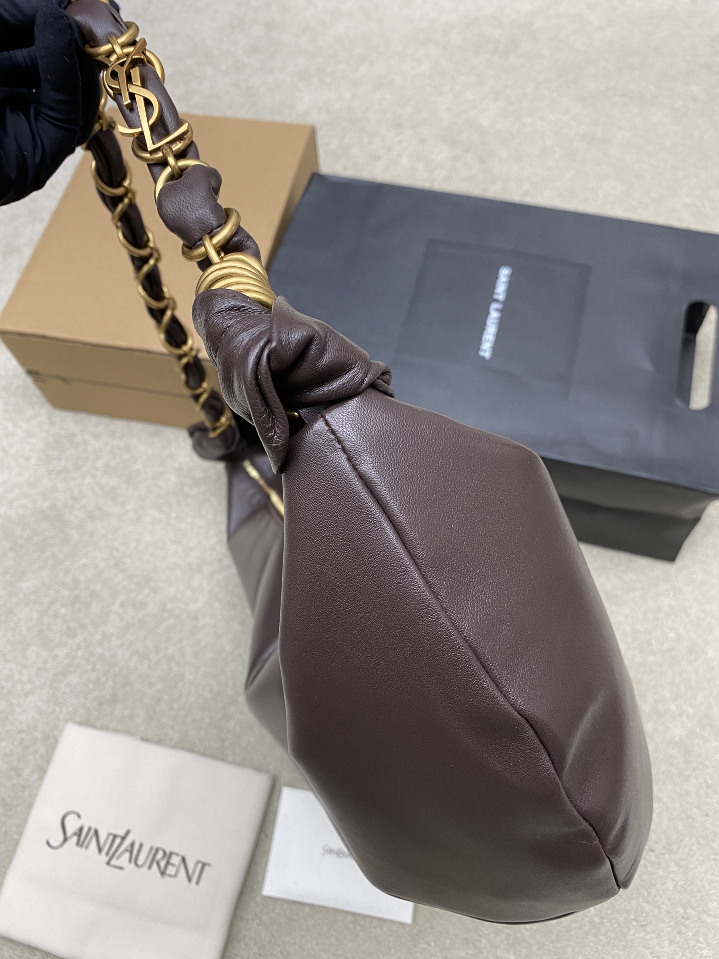Saint Laurent 黑色胎牛皮一金属链条肩带 简约又超有辨识度 新月形设计慵懒随性 容量适中 通勤出街都很OK链条肩带可调节