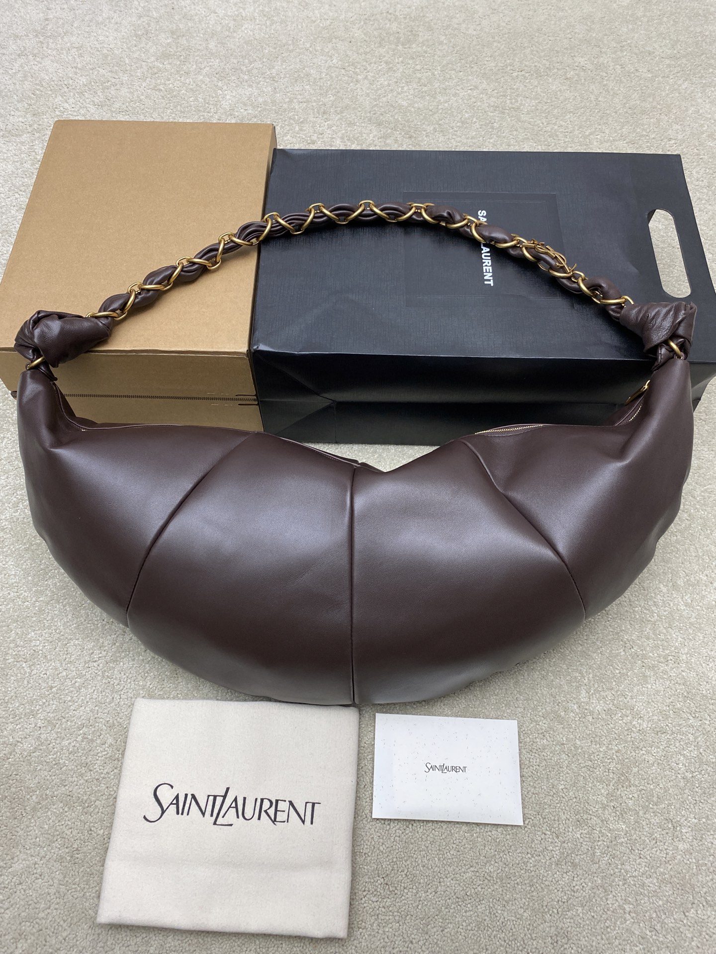 Saint Laurent 黑色胎牛皮一金属链条肩带 简约又超有辨识度 新月形设计慵懒随性 容量适中 通勤出街都很OK链条肩带可调节