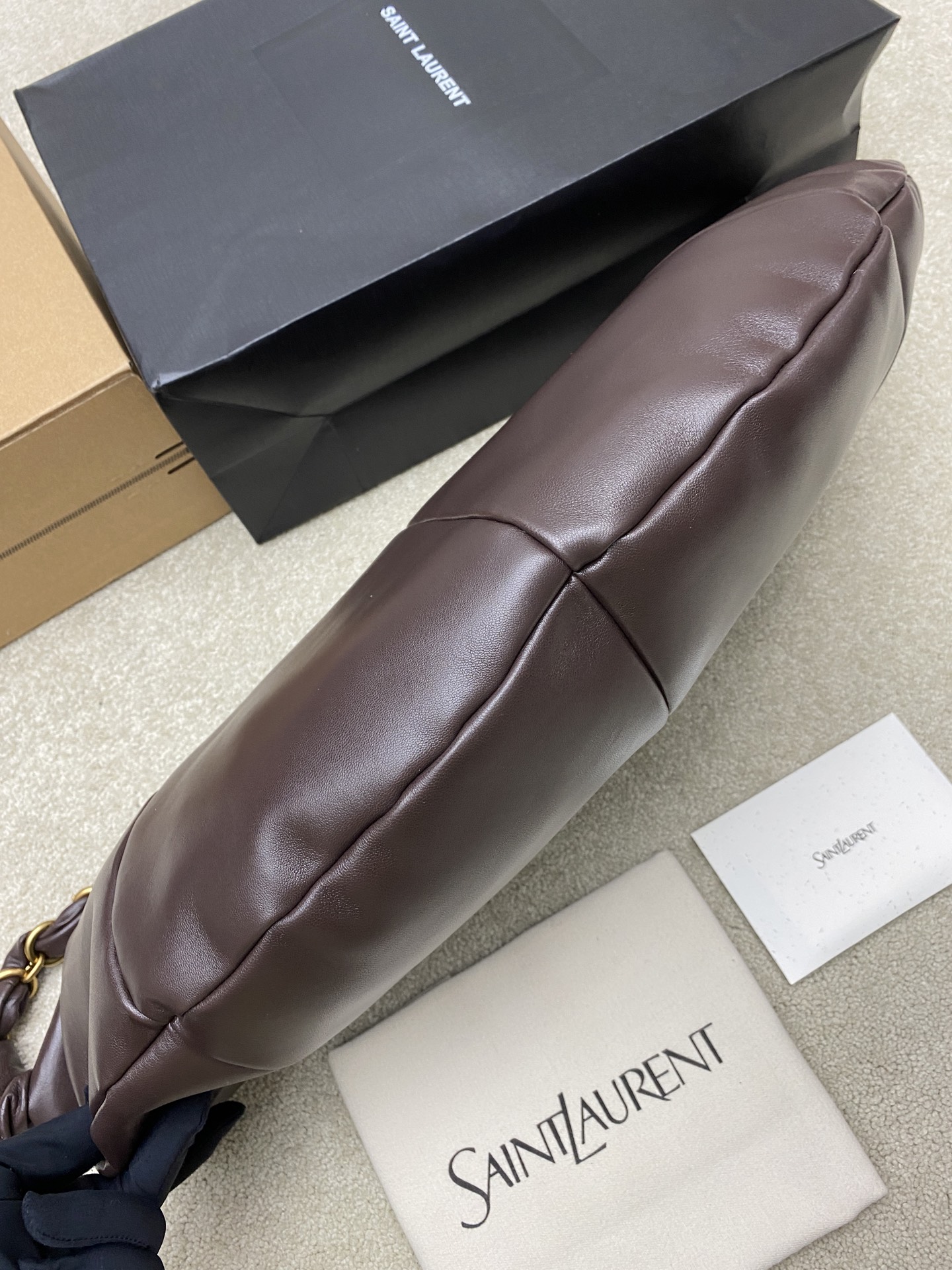 Saint Laurent 黑色胎牛皮一金属链条肩带 简约又超有辨识度 新月形设计慵懒随性 容量适中 通勤出街都很OK链条肩带可调节