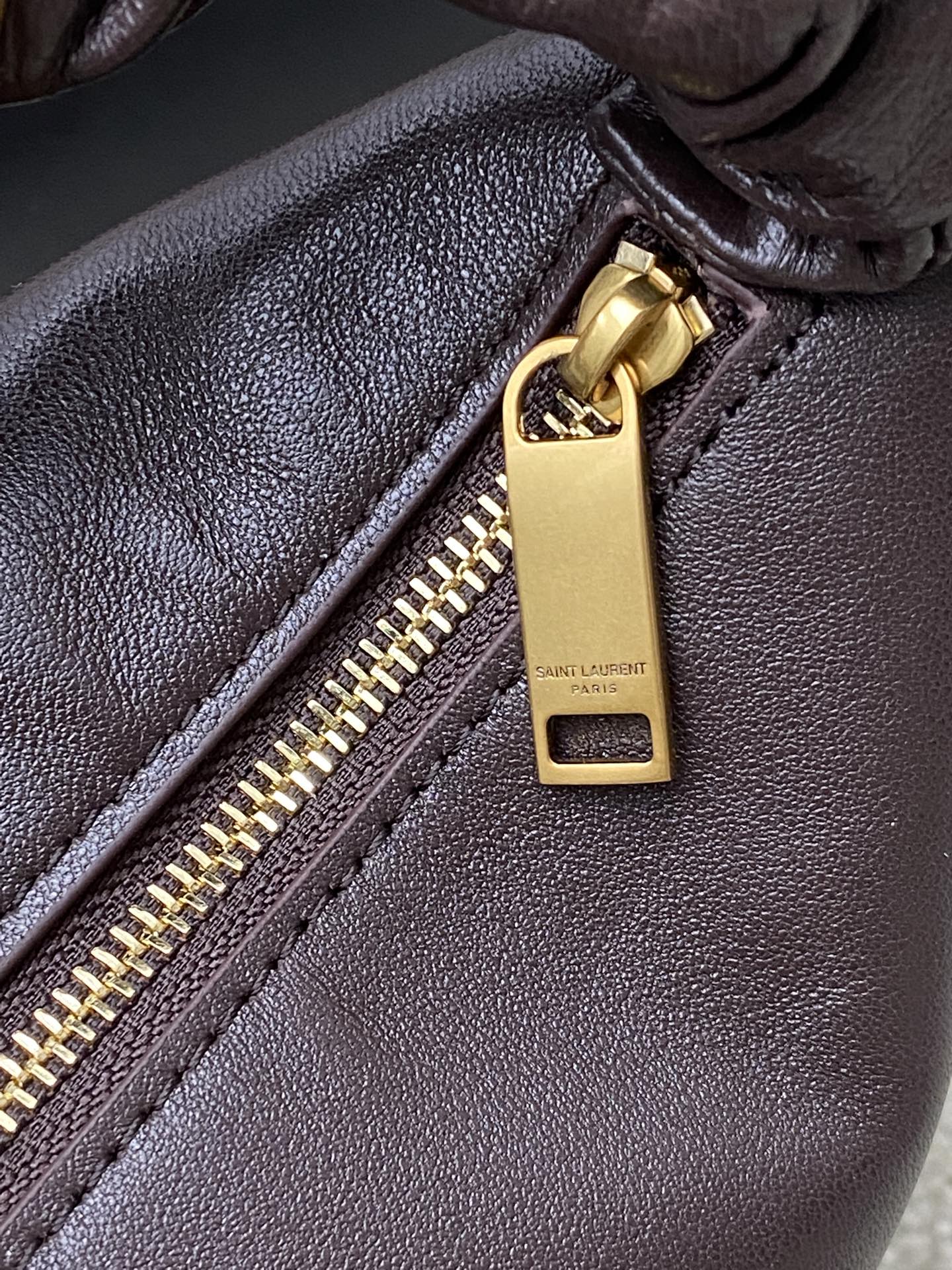 Saint Laurent 黑色胎牛皮一金属链条肩带 简约又超有辨识度 新月形设计慵懒随性 容量适中 通勤出街都很OK链条肩带可调节