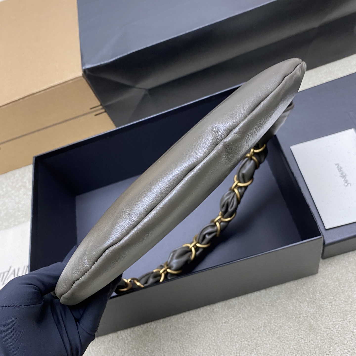 Saint Laurent 26S5 Amalia手袋 选用细腻侵染小羊皮 手感超柔软 质感满分6金属缠绕手柄设计