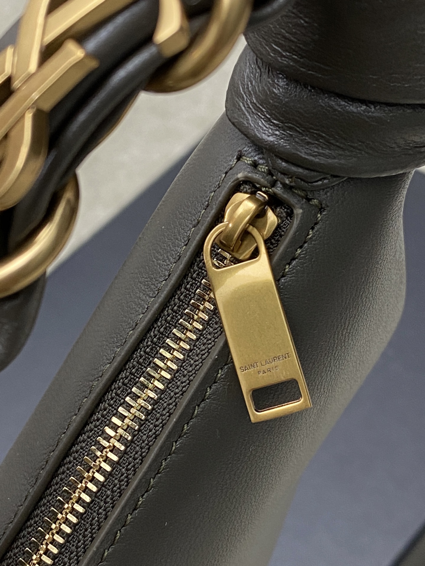Saint Laurent 26S5 Amalia手袋 选用细腻侵染小羊皮 手感超柔软 质感满分6金属缠绕手柄设计