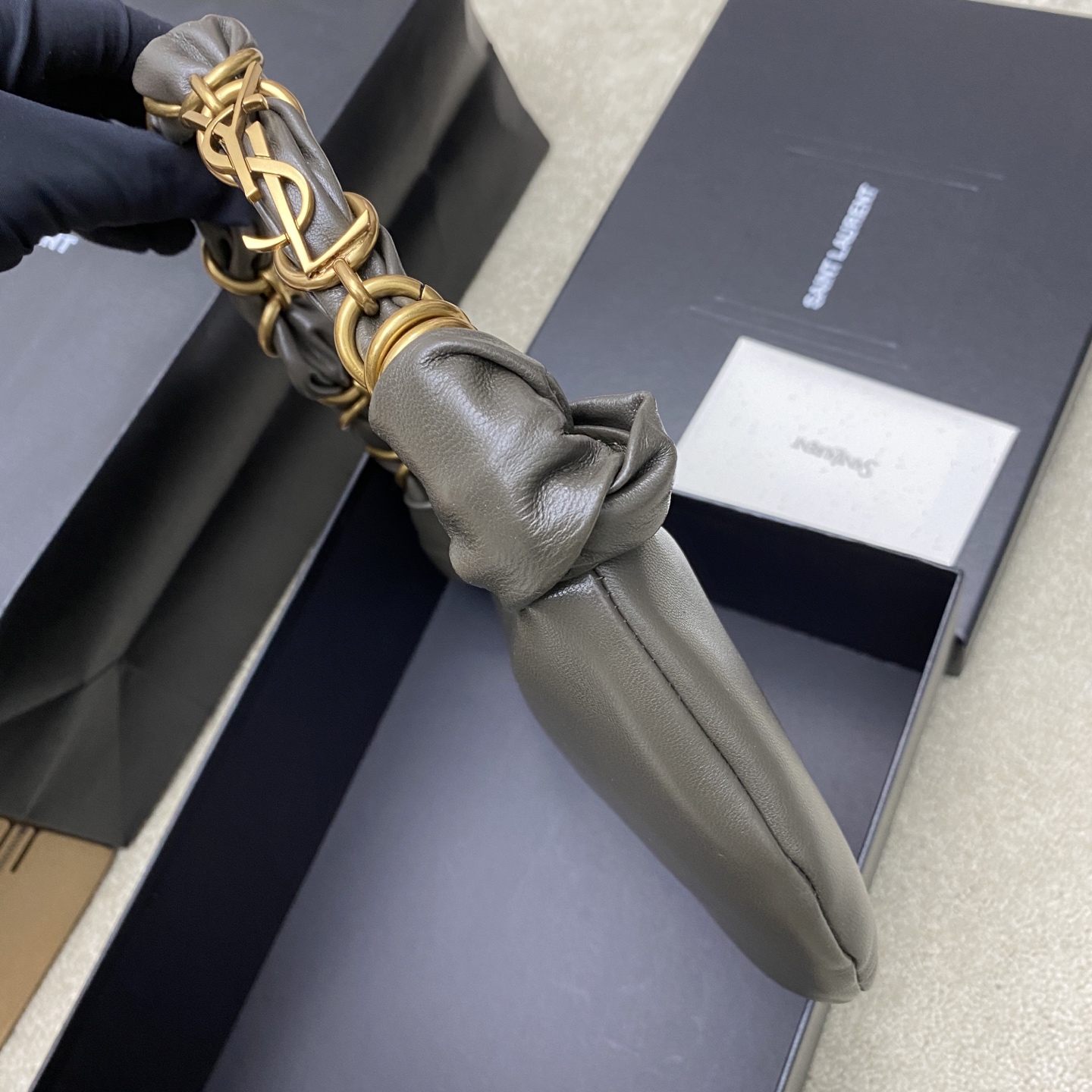 Saint Laurent 26S5 Amalia手袋 选用细腻侵染小羊皮 手感超柔软 质感满分6金属缠绕手柄设计