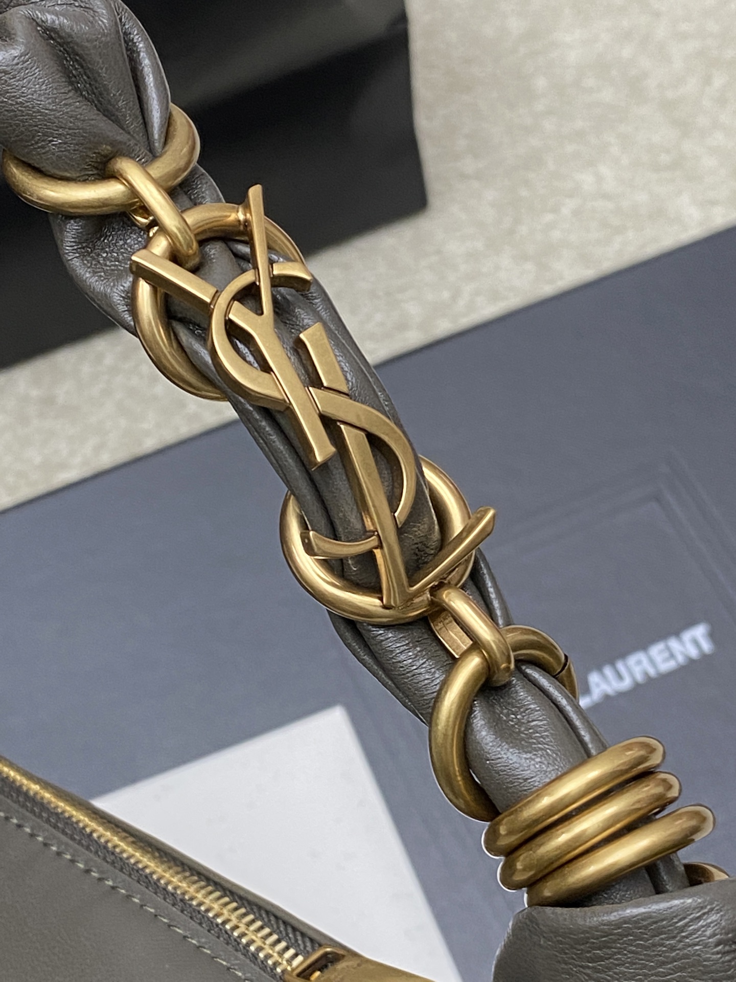 Saint Laurent 26S5 Amalia手袋 选用细腻侵染小羊皮 手感超柔软 质感满分6金属缠绕手柄设计