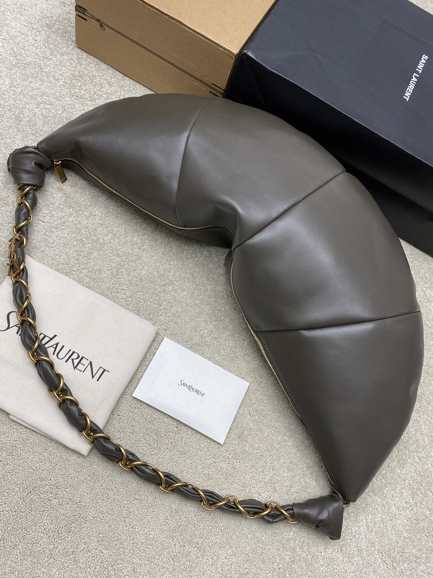 Saint Laurent 黑色胎牛皮一金属链条肩带 简约又超有辨识度 新月形设计慵懒随性 容量适中 通勤出街都很OK链条肩带可调节