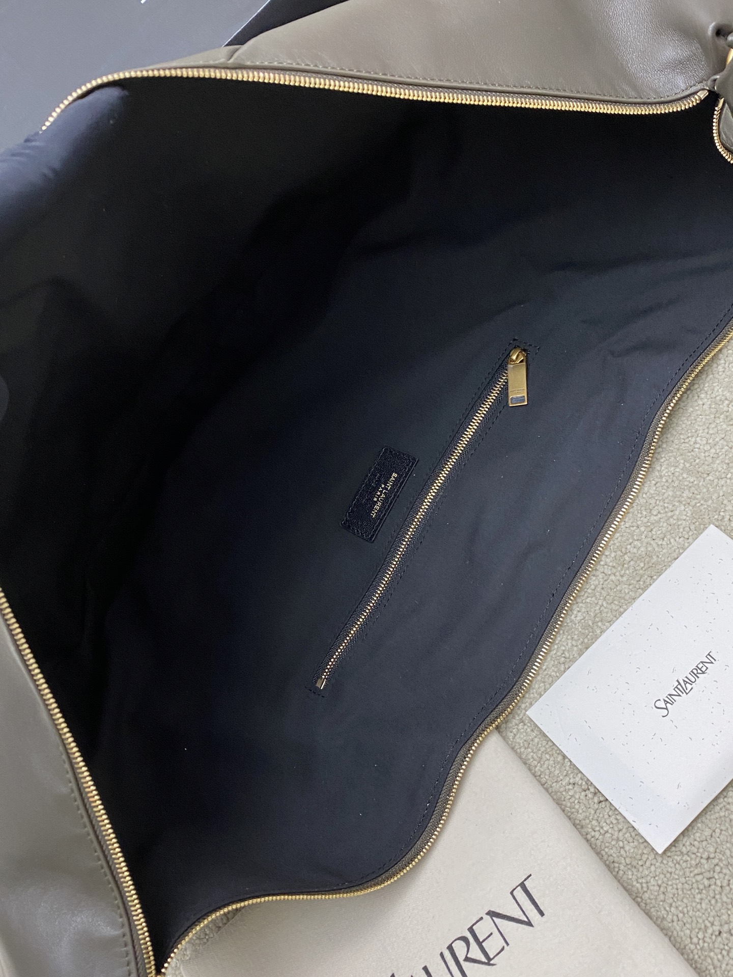Saint Laurent 黑色胎牛皮一金属链条肩带 简约又超有辨识度 新月形设计慵懒随性 容量适中 通勤出街都很OK链条肩带可调节
