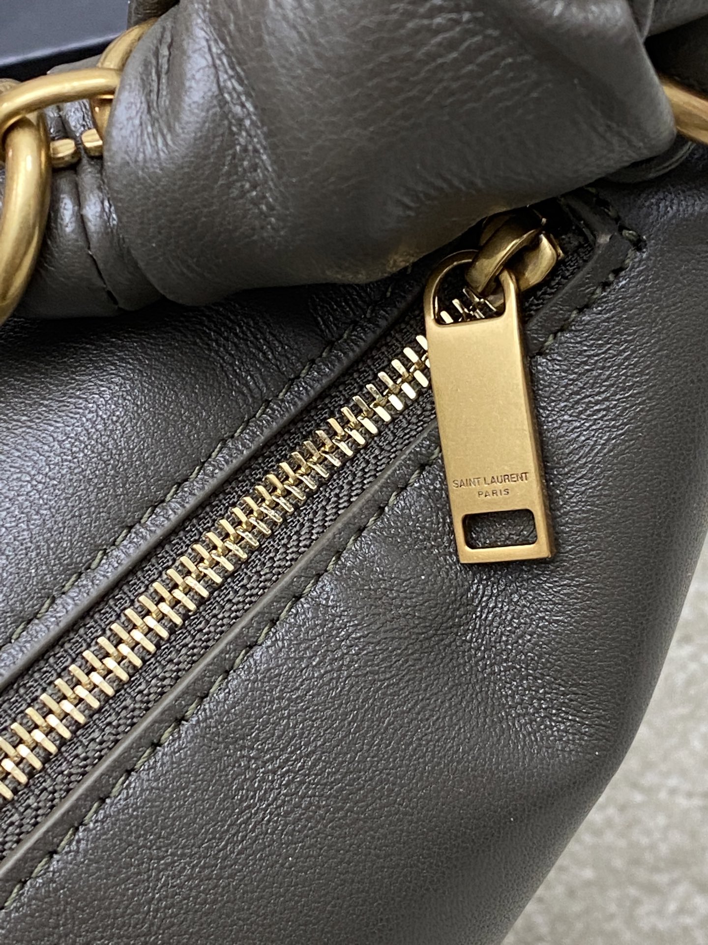 Saint Laurent 黑色胎牛皮一金属链条肩带 简约又超有辨识度 新月形设计慵懒随性 容量适中 通勤出街都很OK链条肩带可调节