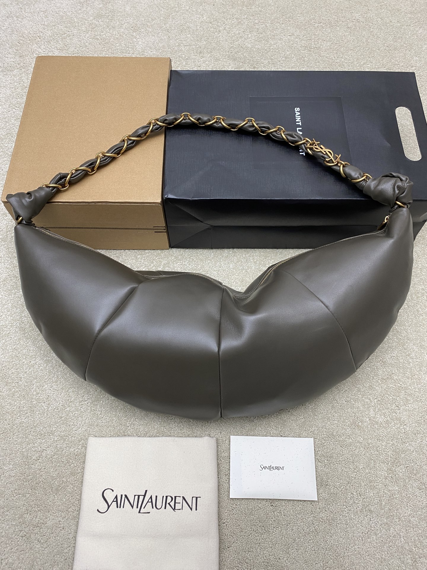 Saint Laurent 黑色胎牛皮一金属链条肩带 简约又超有辨识度 新月形设计慵懒随性 容量适中 通勤出街都很OK链条肩带可调节