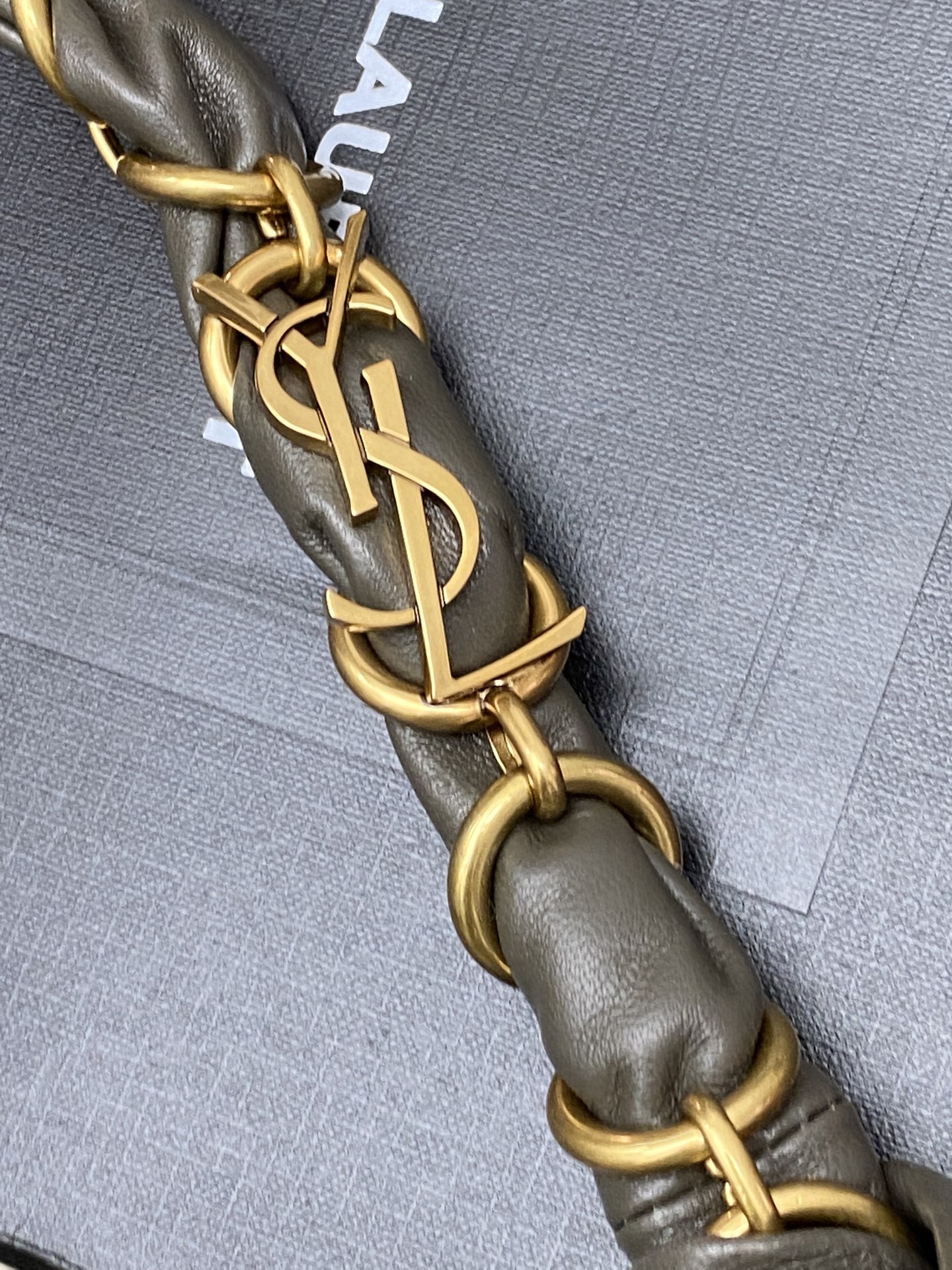 Saint Laurent 黑色胎牛皮一金属链条肩带 简约又超有辨识度 新月形设计慵懒随性 容量适中 通勤出街都很OK链条肩带可调节