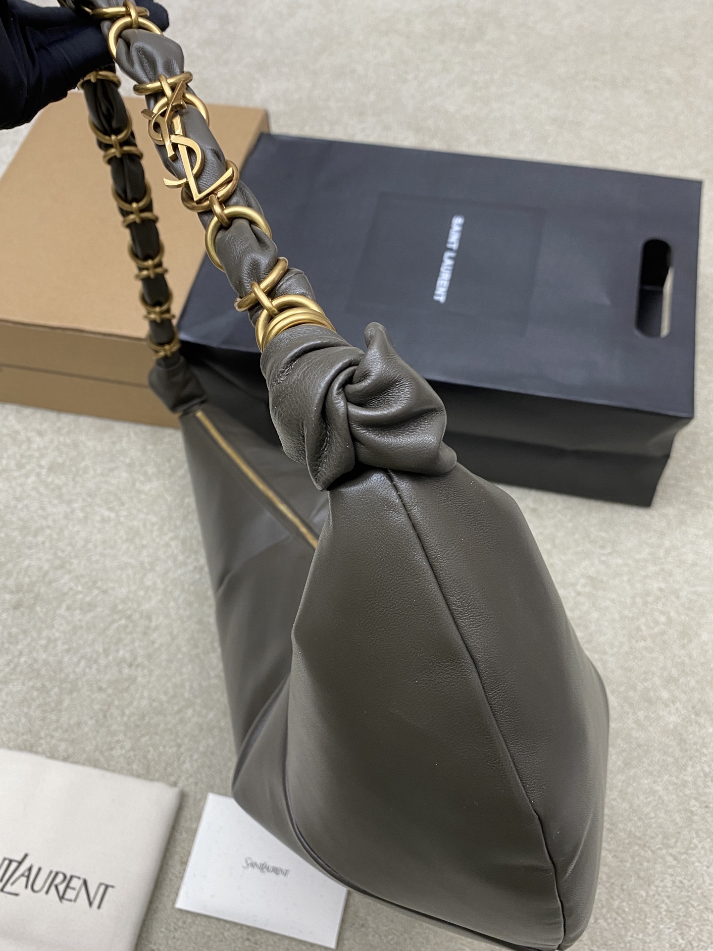 Saint Laurent 黑色胎牛皮一金属链条肩带 简约又超有辨识度 新月形设计慵懒随性 容量适中 通勤出街都很OK链条肩带可调节